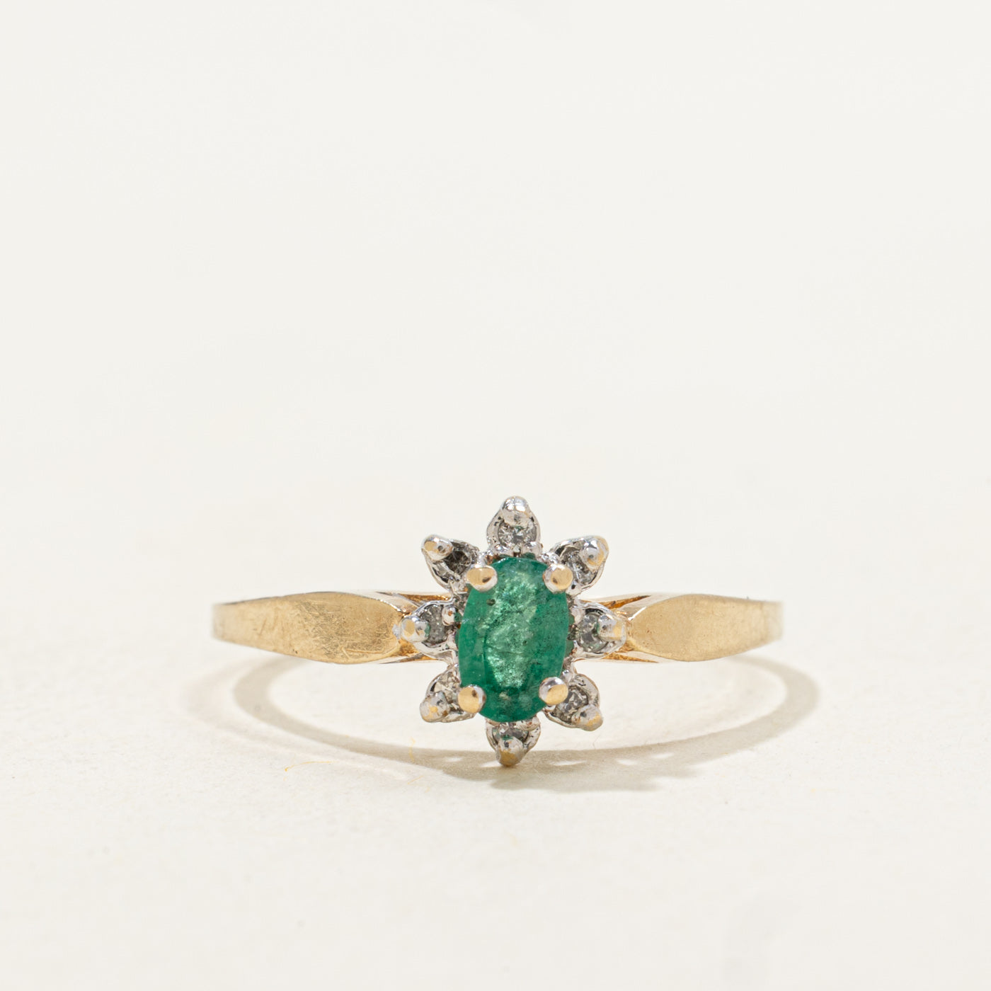 Bague halo pétales d'émeraude et de diamants | 0,20 ct, 0,02 ct au total | Taille 6,25 |