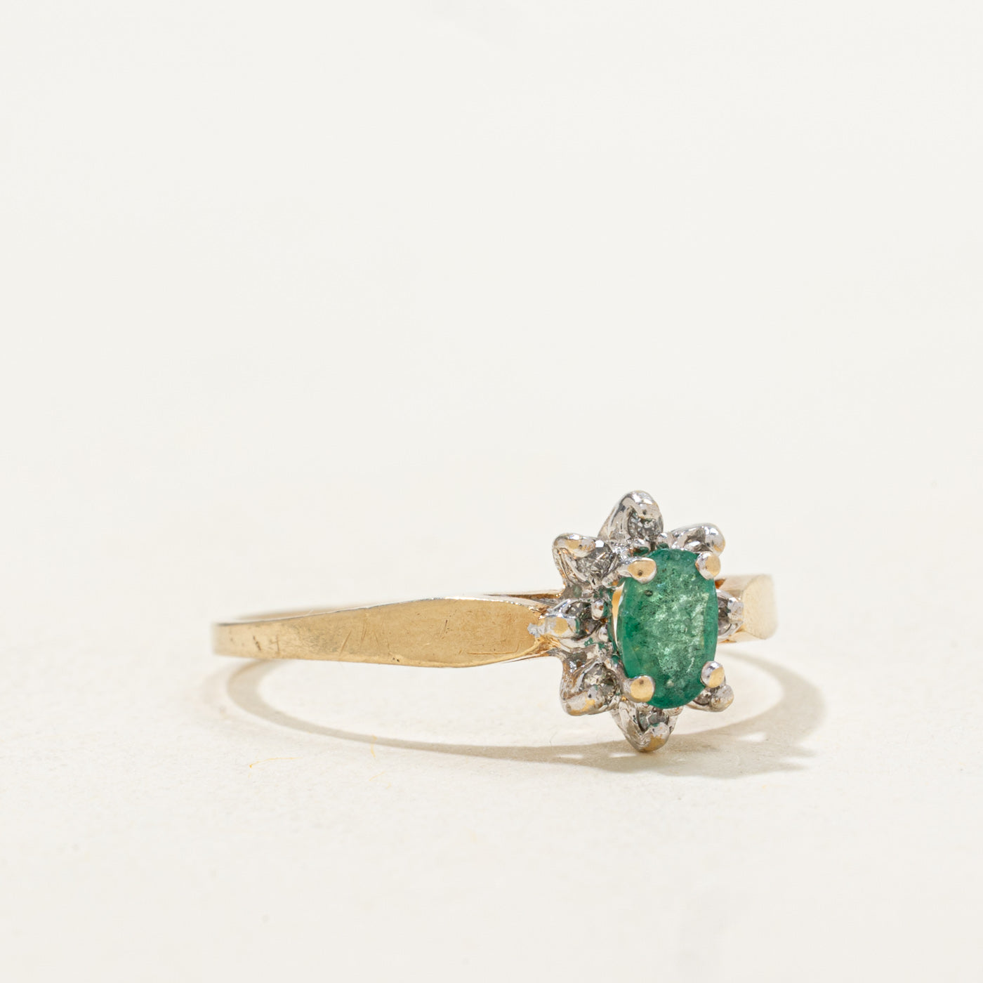 Bague halo pétales d'émeraude et de diamants | 0,20 ct, 0,02 ct au total | Taille 6,25 |