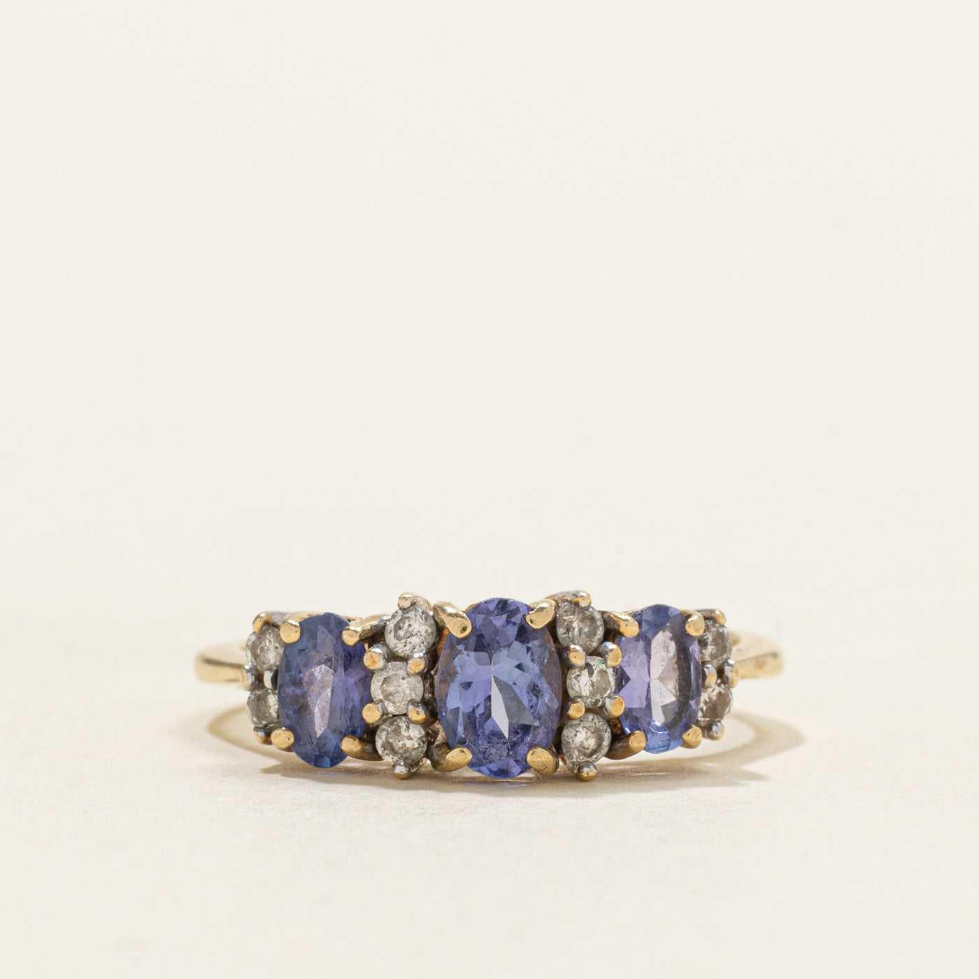 Bague trois pierres ornée de tanzanite et de diamants | 0,76 ct, 0,09 ct | Taille 6,25