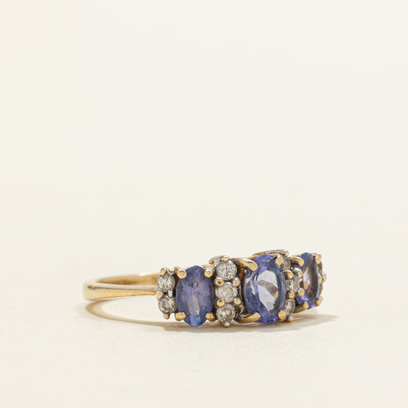 Bague trois pierres ornée de tanzanite et de diamants | 0,76 ct, 0,09 ct | Taille 6,25