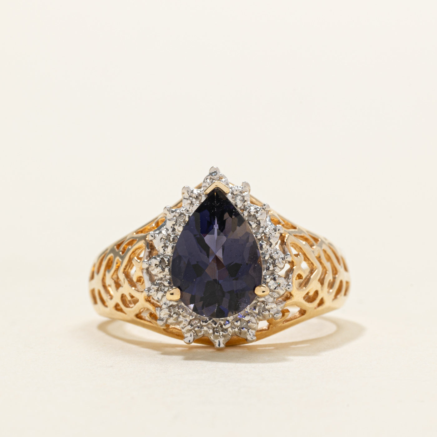 Bague ajourée en iolite taille poire et halo de diamants | 1,82 ct, 0,08 ct au total | Taille 8