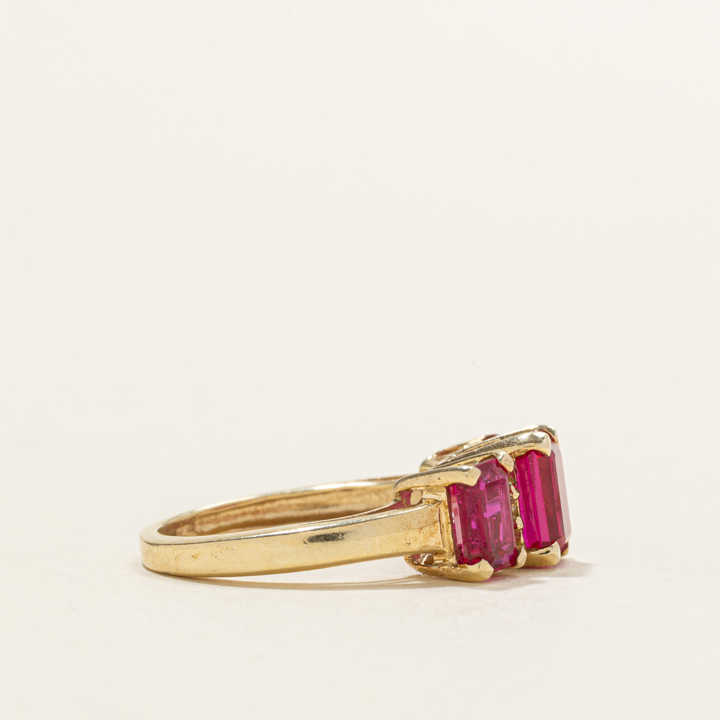 Bague trois pierres ornée de rubis synthétiques et de diamants naturels | 2,80 ct, 0,08 ct | Taille 5,25