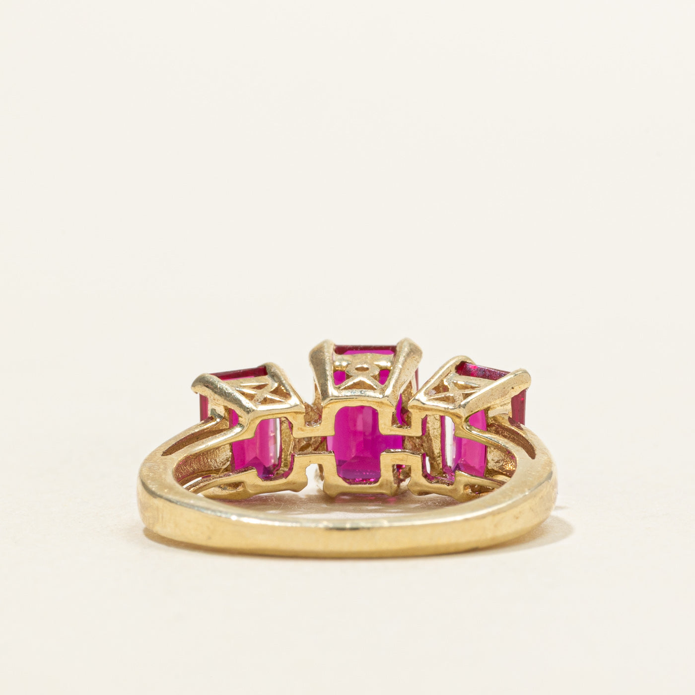 Bague trois pierres ornée de rubis synthétiques et de diamants naturels | 2,80 ct, 0,08 ct | Taille 5,25
