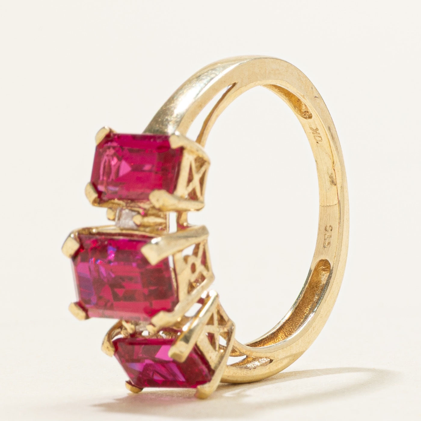 Bague trois pierres ornée de rubis synthétiques et de diamants naturels | 2,80 ct, 0,08 ct | Taille 5,25