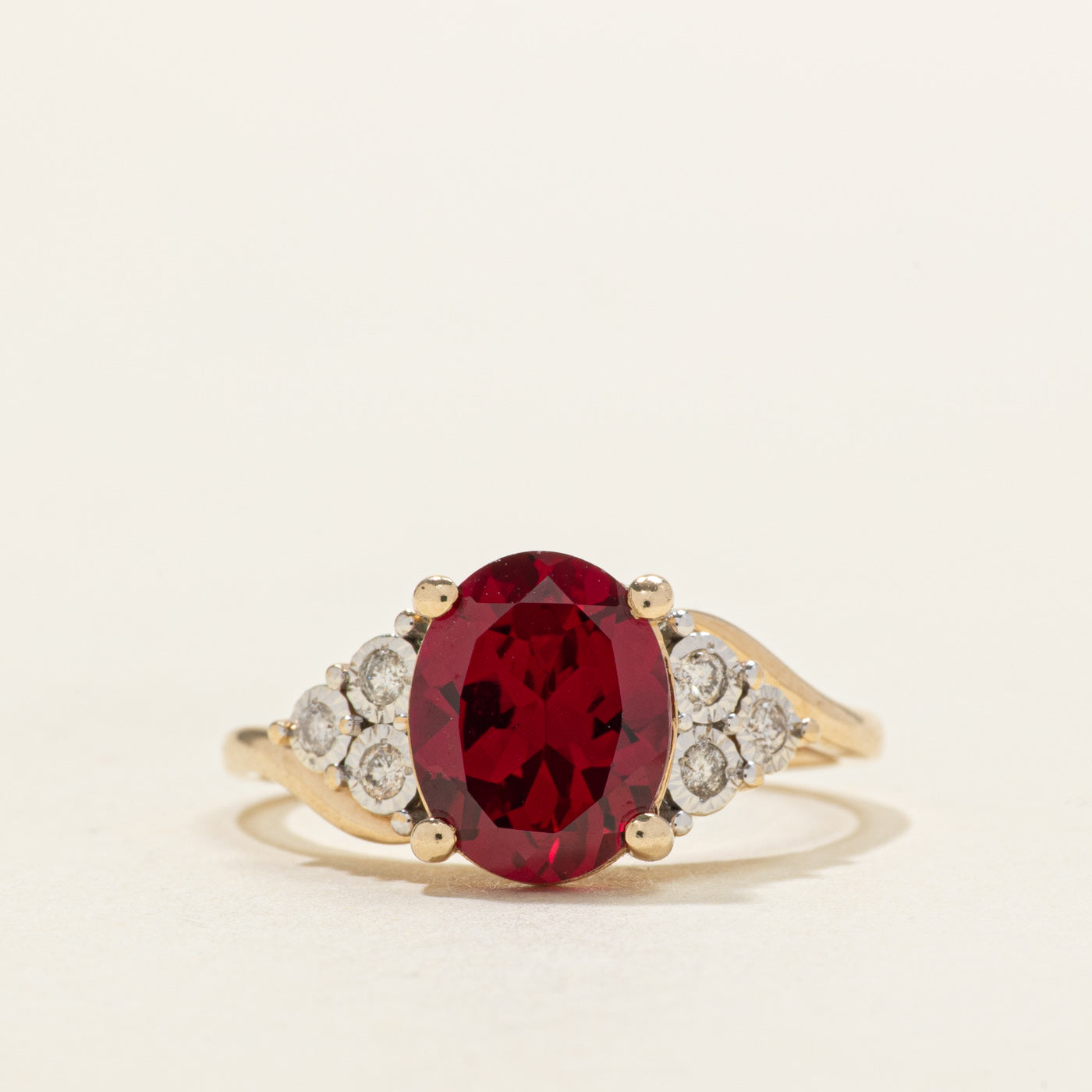 Bague ornée d'un rubis synthétique ovale et de diamants | 2,10 ct, 0,06 ct au total | Taille 8