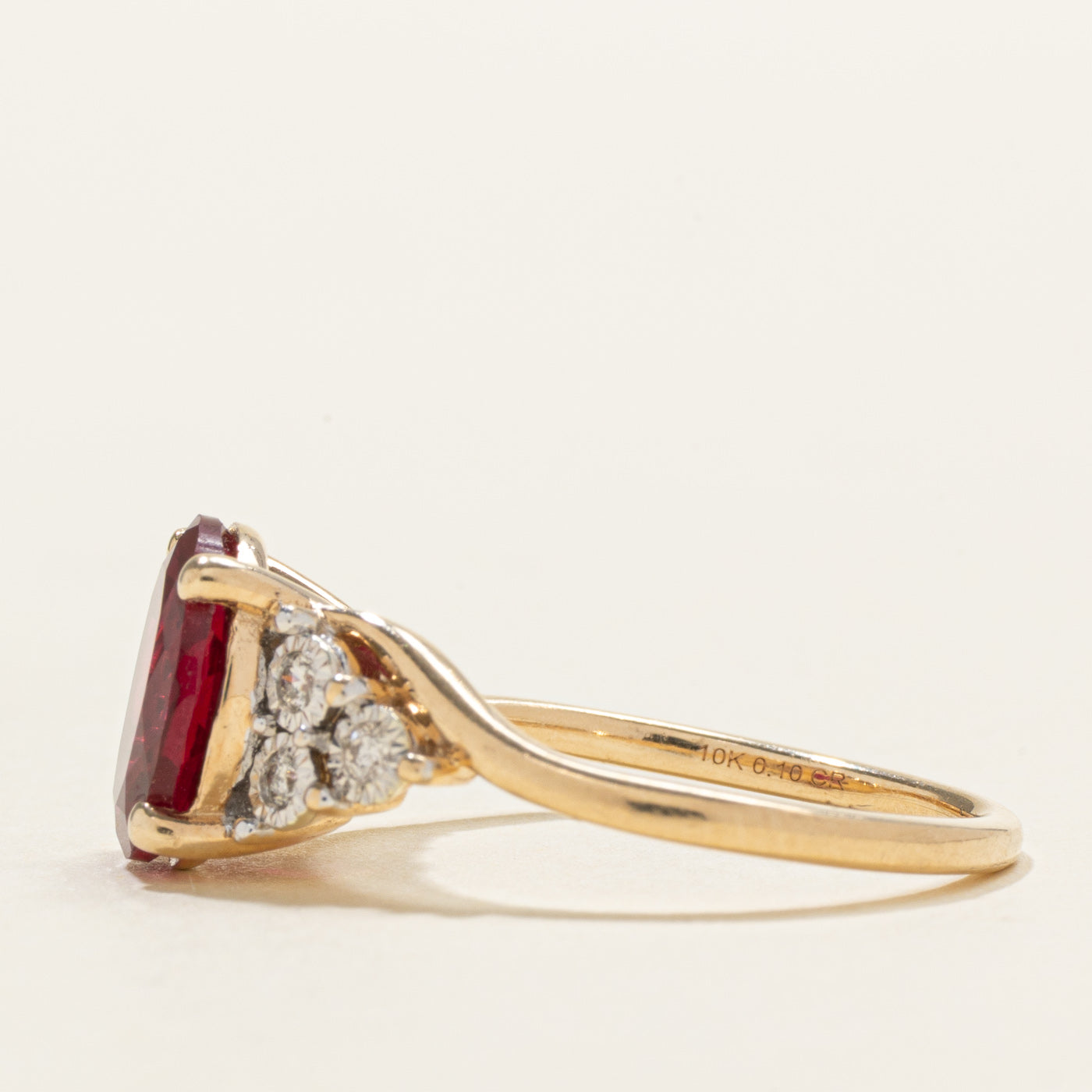 Bague ornée d'un rubis synthétique ovale et de diamants | 2,10 ct, 0,06 ct au total | Taille 8