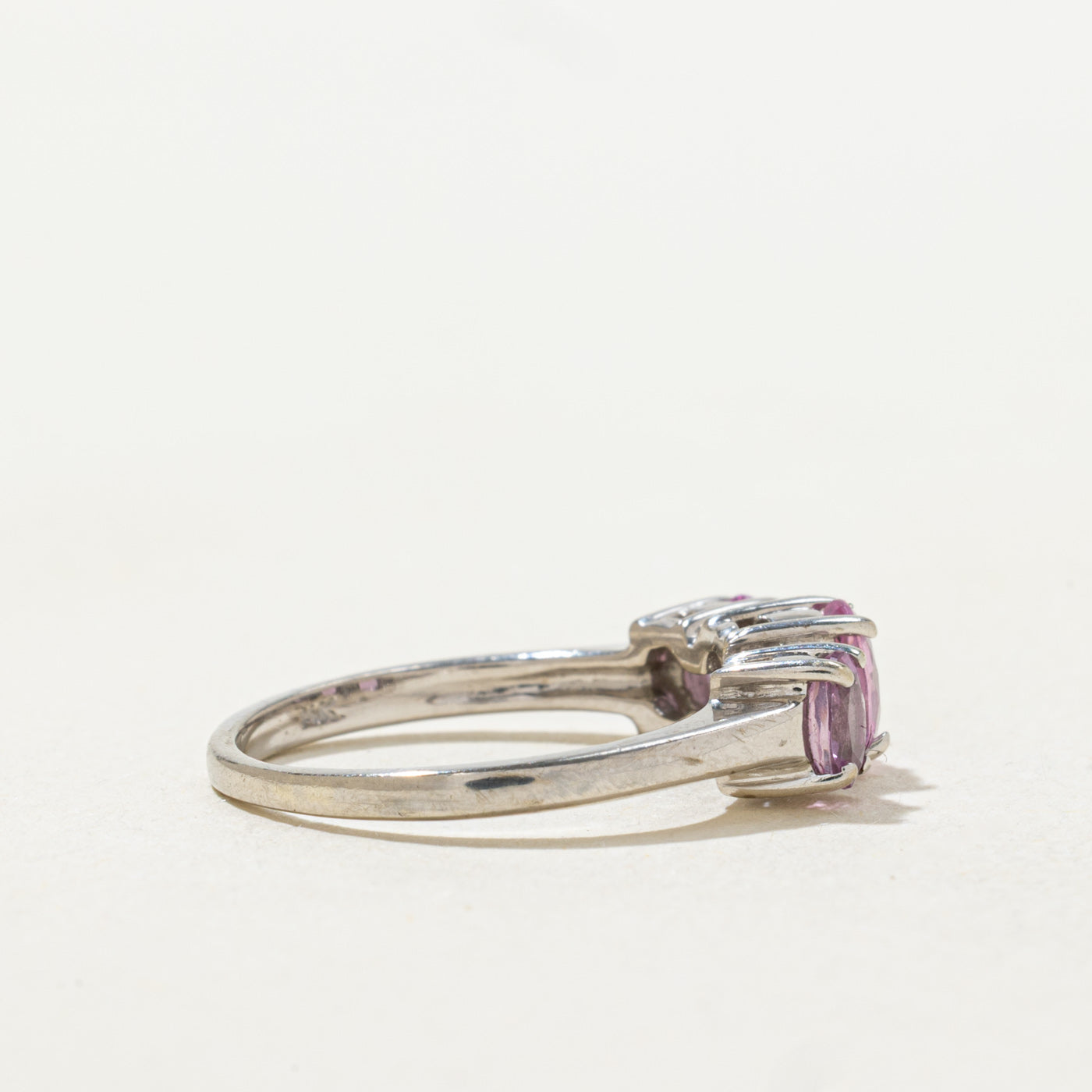 Bague fine trois pierres saphir synthétique et diamant | 0,69 ct, 0,02 ct au total | Taille 3,75 |