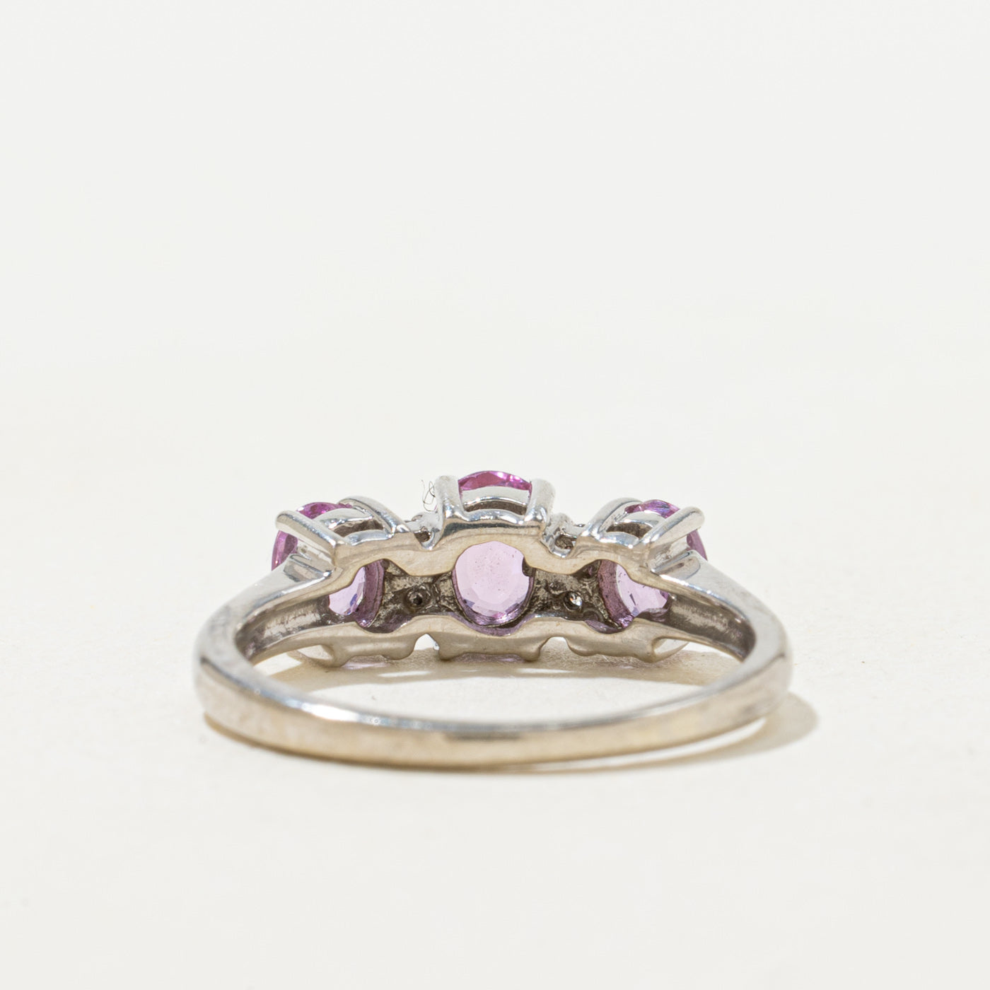 Bague fine trois pierres saphir synthétique et diamant | 0,69 ct, 0,02 ct au total | Taille 3,75 |