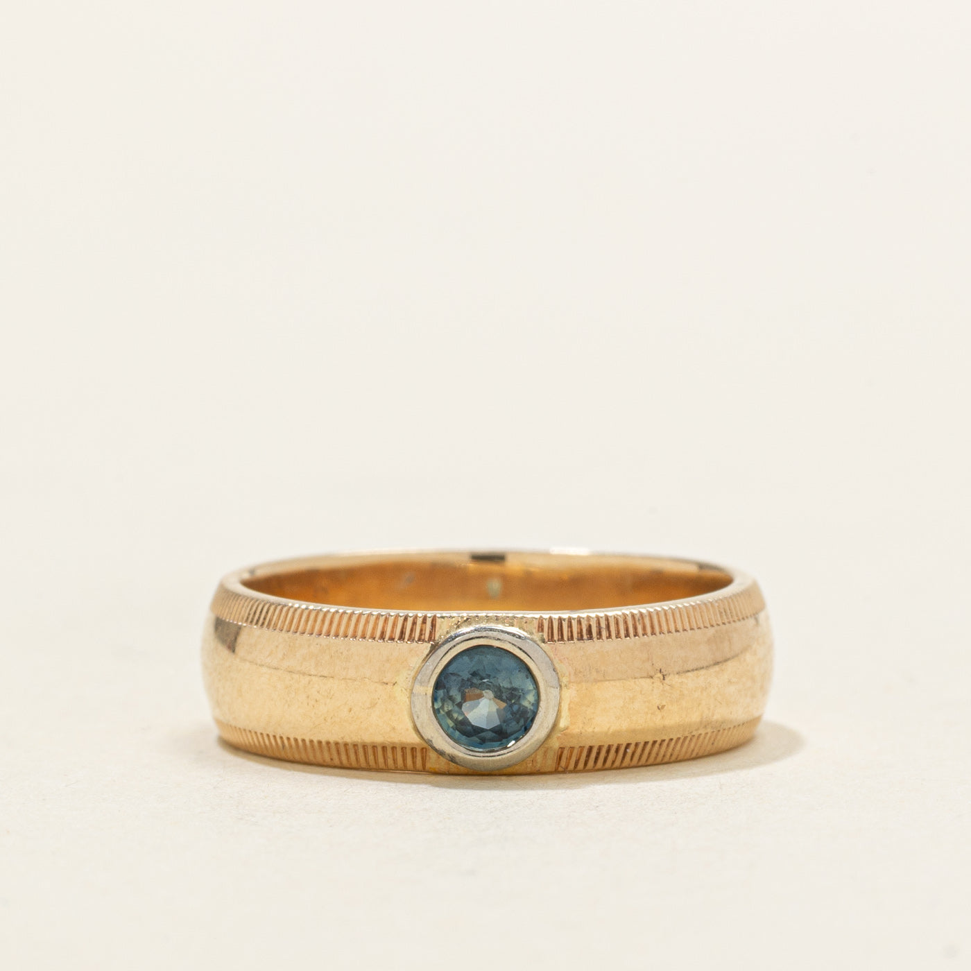 Bague en topaze bleue sertie clos et grain milgrain | Taille 4,75