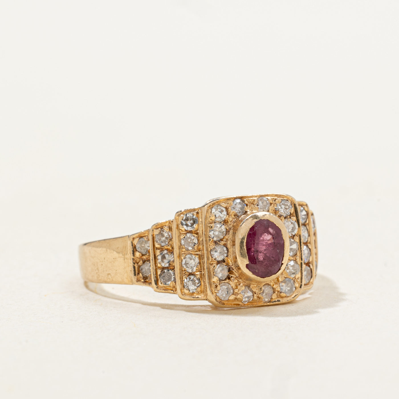 Bague à anneau étagé avec halo de rubis et diamants | 0,24 ct, 0,32 ct au total | Taille 5,75 |