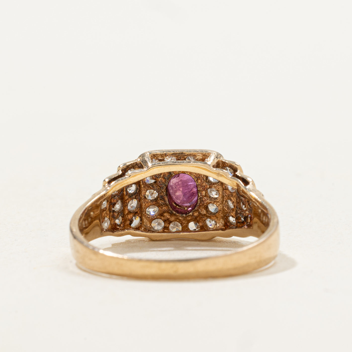 Bague à anneau étagé avec halo de rubis et diamants | 0,24 ct, 0,32 ct au total | Taille 5,75 |