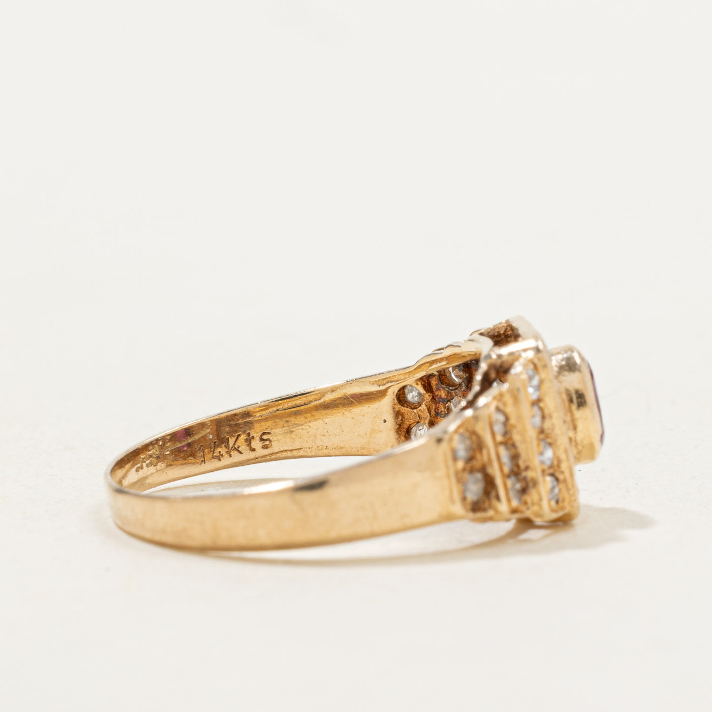 Bague à anneau étagé avec halo de rubis et diamants | 0,24 ct, 0,32 ct au total | Taille 5,75 |