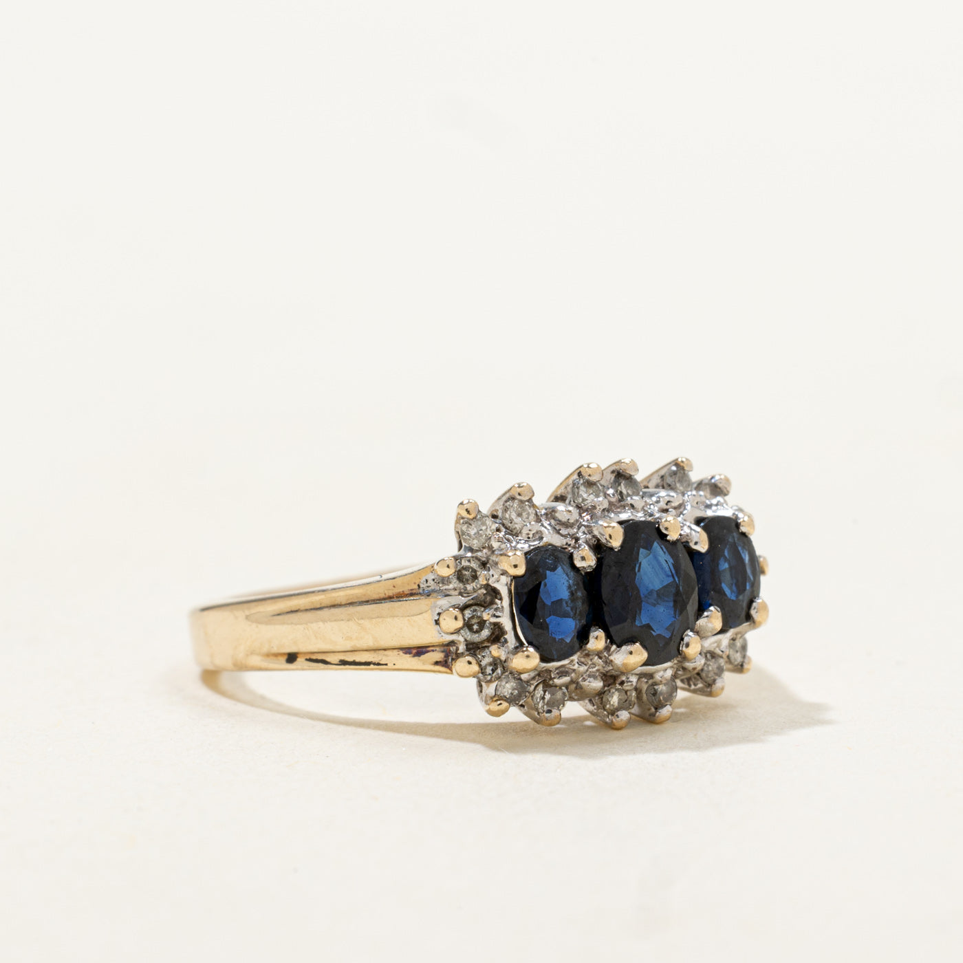 Bague halo pétale en saphir et diamant à trois pierres | 0,62 ct, 0,09 ct | Taille 6,5 |