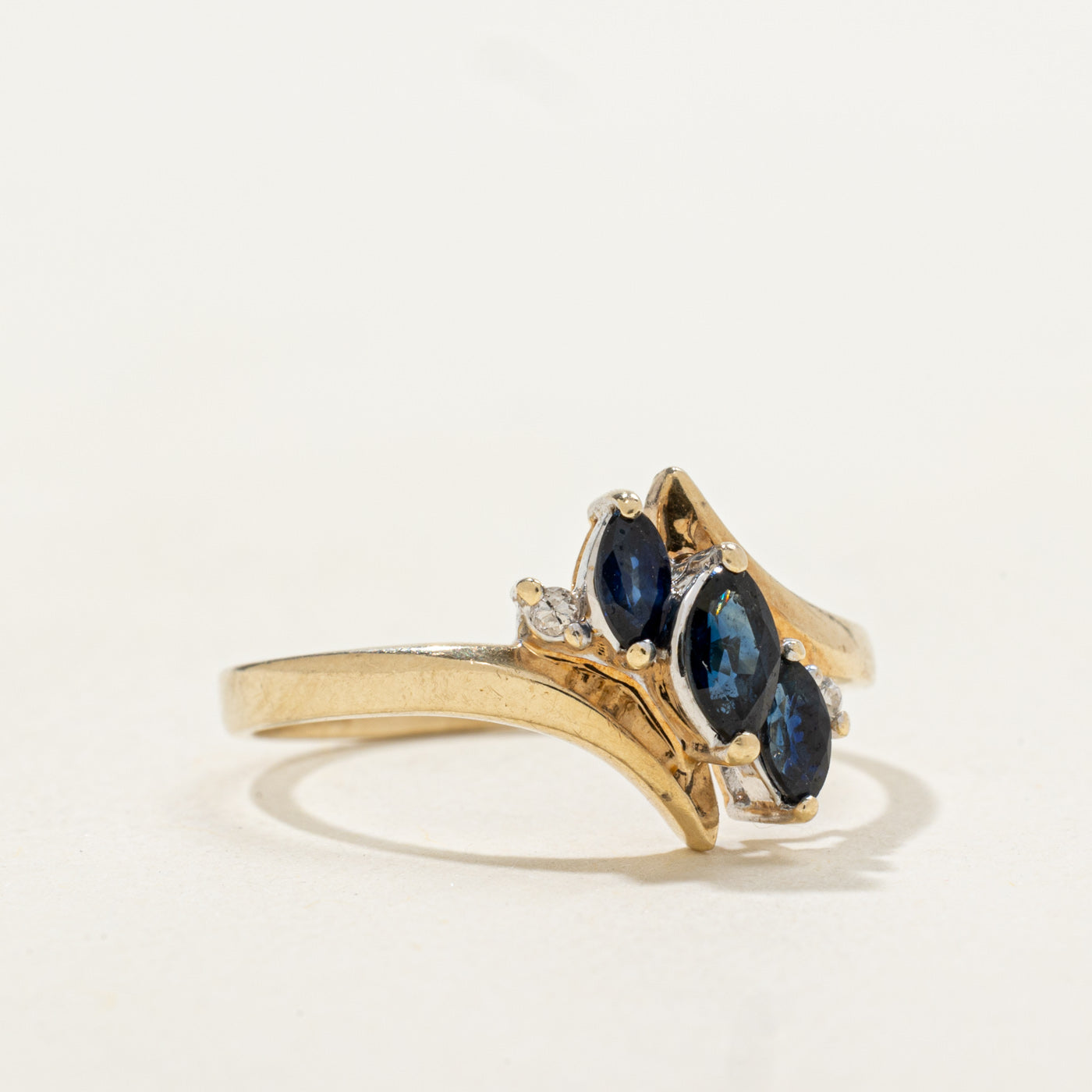 Bague trois pierres saphir et diamant | 0,02 ct | Taille 6,5 |