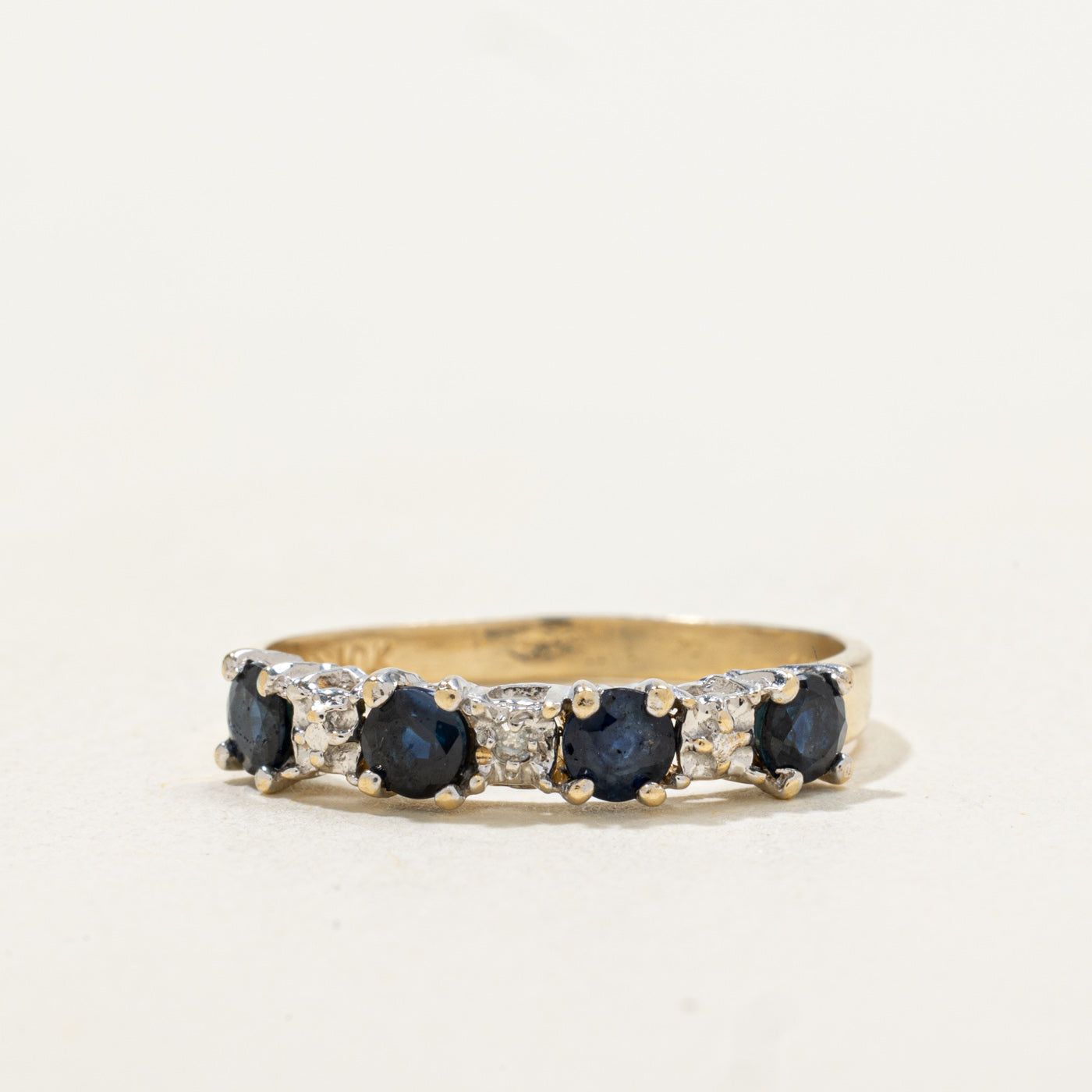 Bague cinq pierres saphir et diamants | 0,72 ct, 0,01 ct | Taille 6,5 |