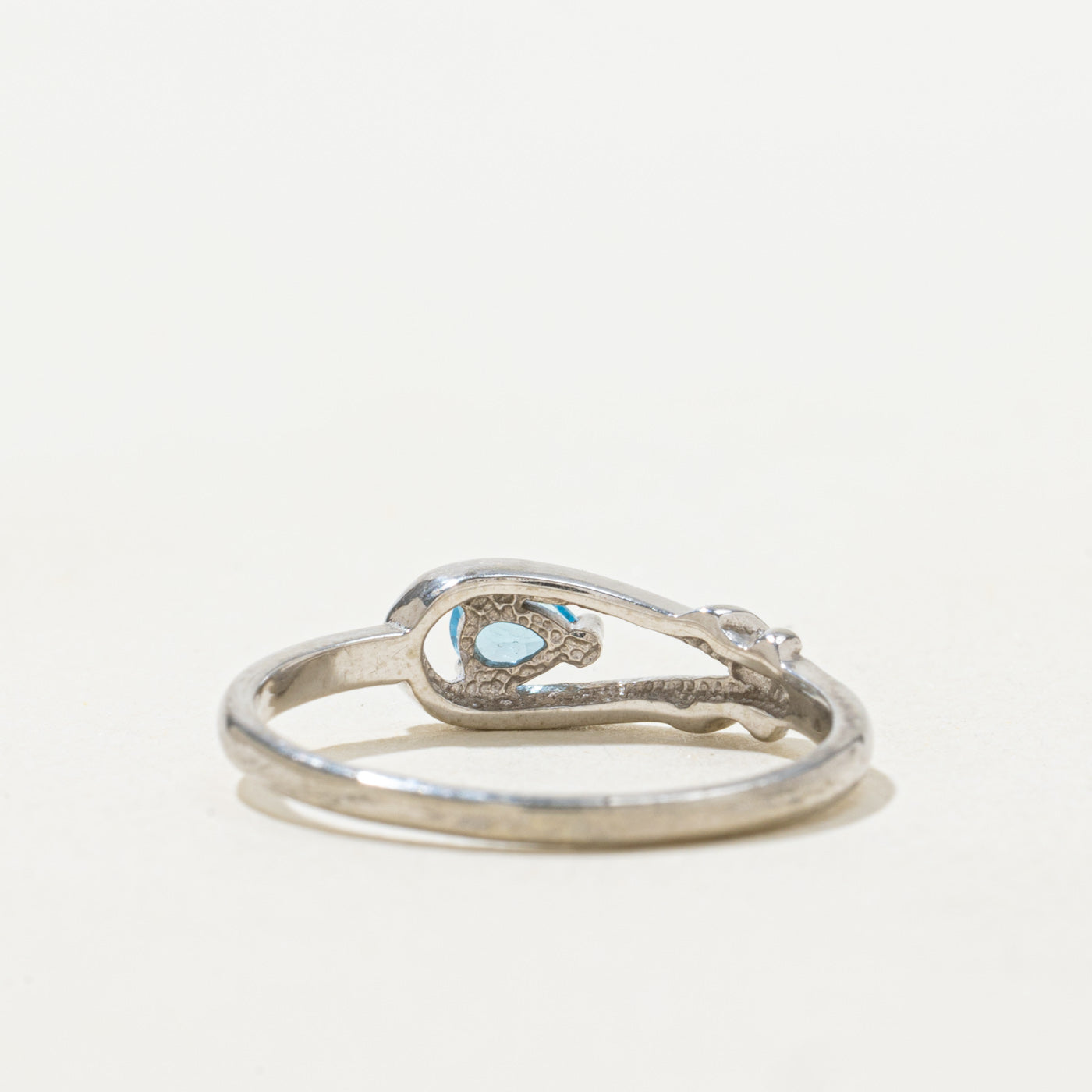 Bague boucle en topaze bleue taille poire | 0,19 ct | Taille 5,75 |