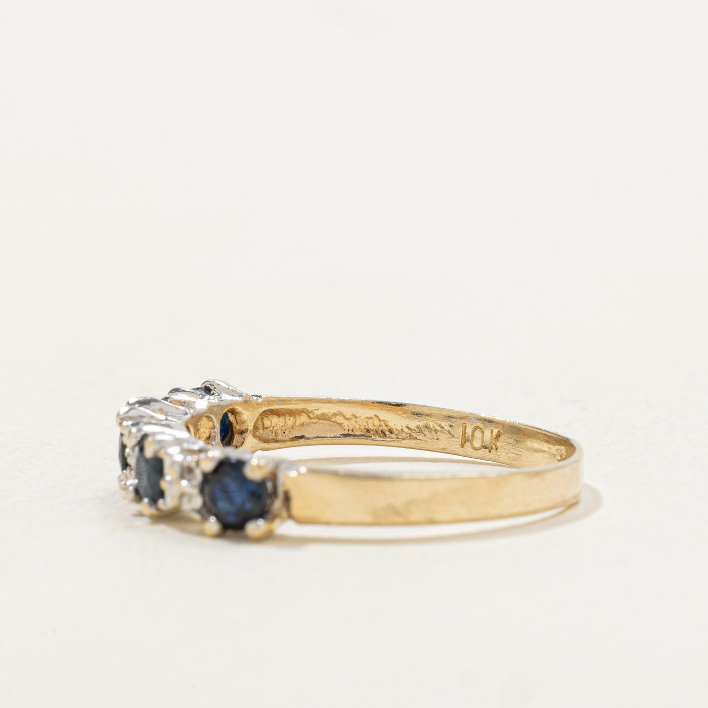 Bague cinq pierres saphir et diamants | 0,72 ct, 0,01 ct | Taille 6,5 |