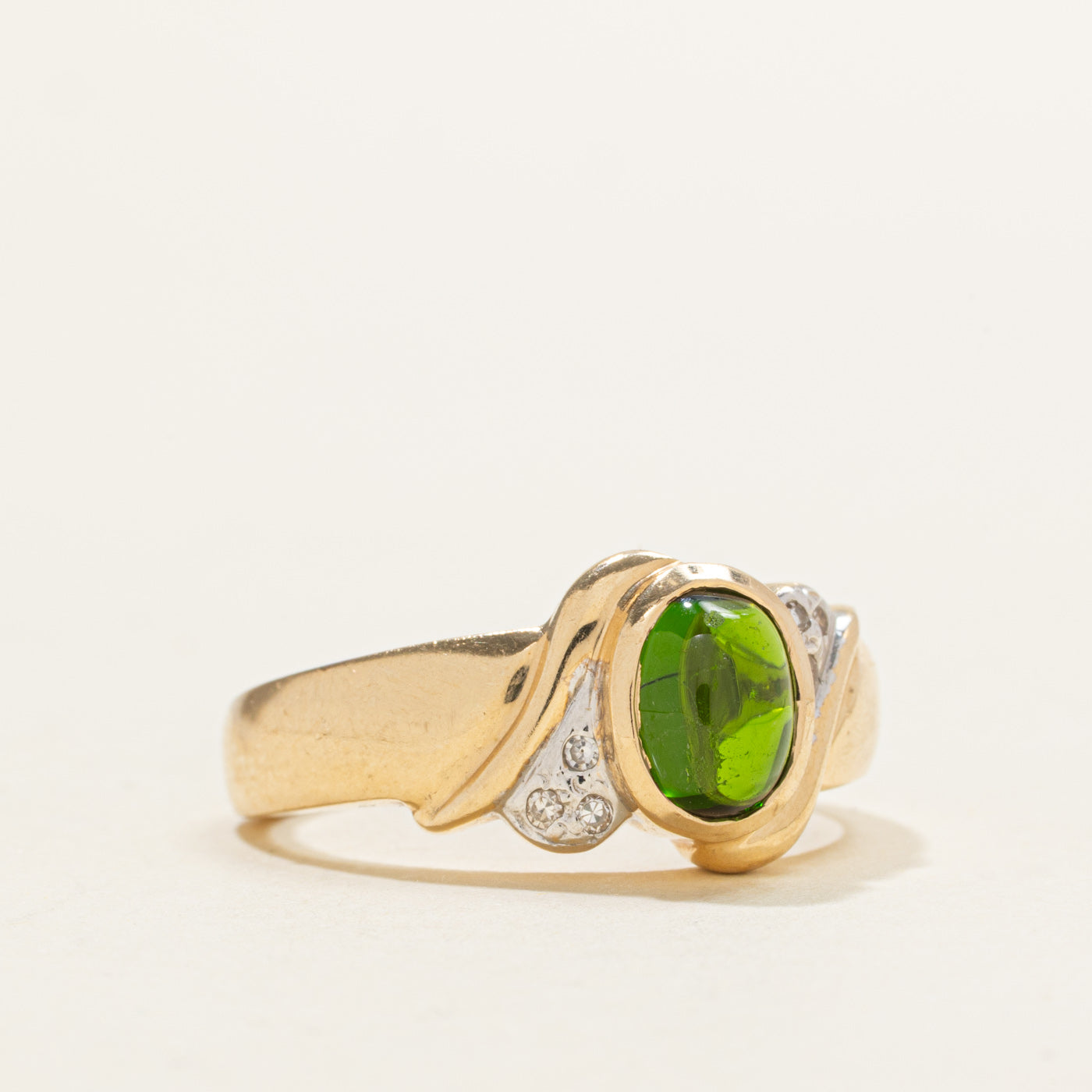 Bague ornée d'une tourmaline cabochon ovale et de diamants | 1,10 ct, 0,03 ct au total | Taille 9,25