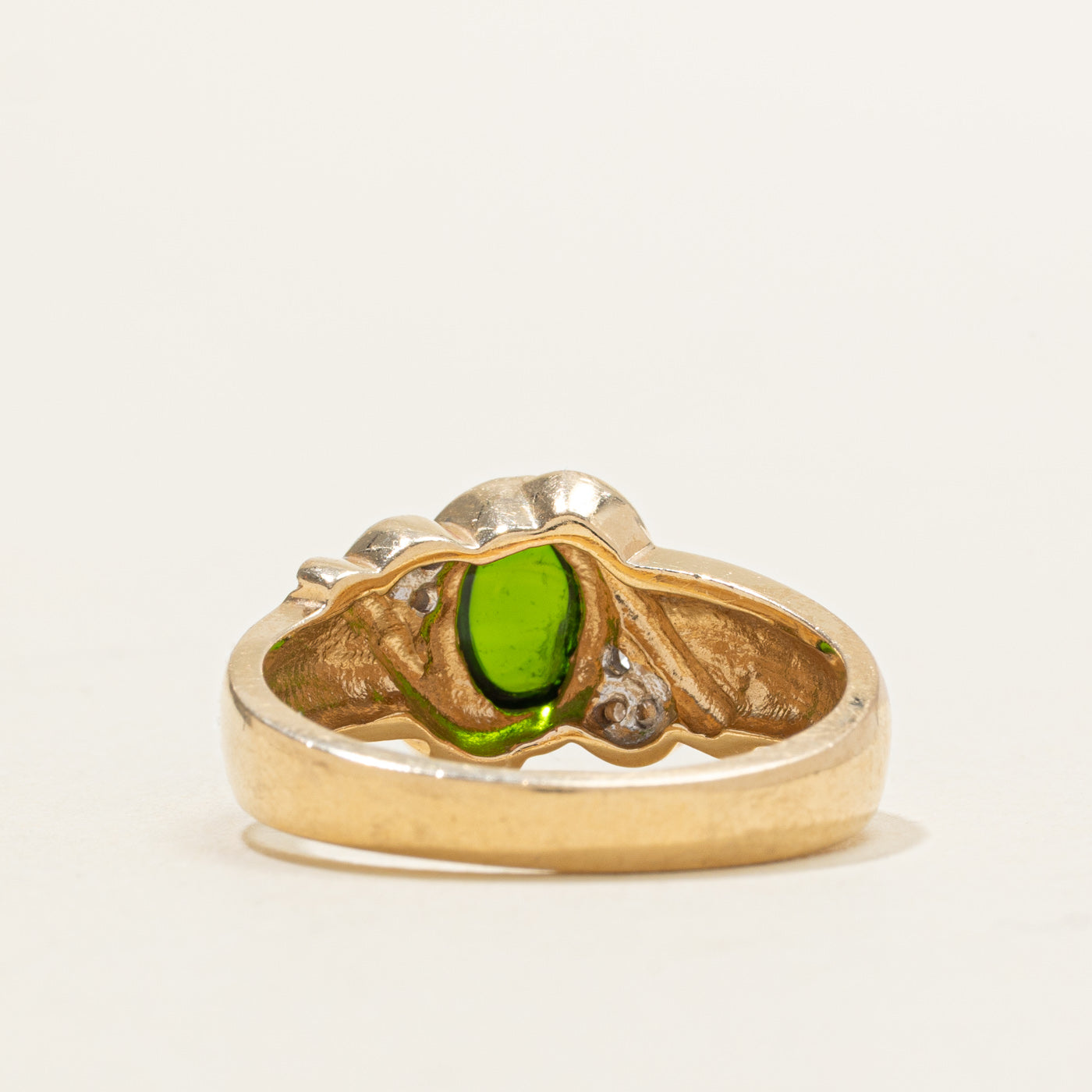 Bague ornée d'une tourmaline cabochon ovale et de diamants | 1,10 ct, 0,03 ct au total | Taille 9,25