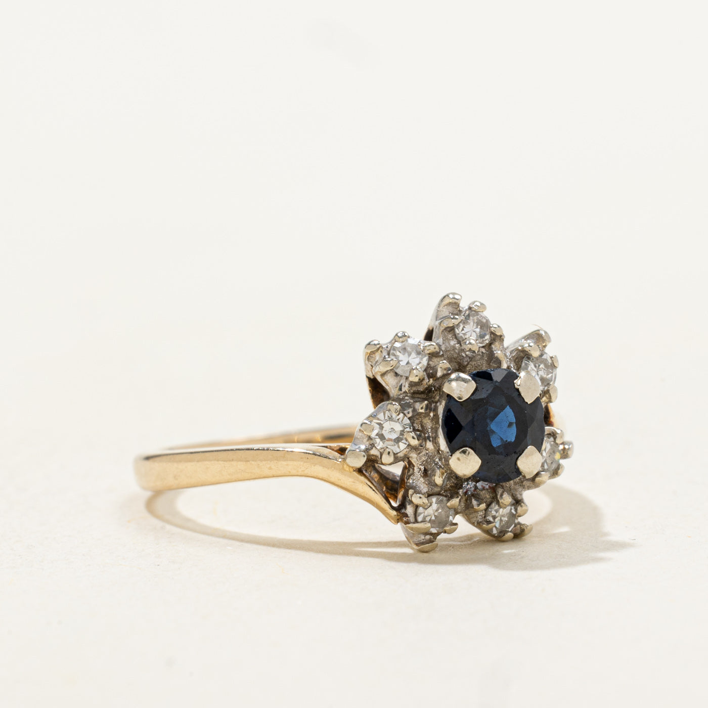 Bague sertie d'un halo de pétales de saphirs et de diamants | 0,42 ct, 0,17 ct au total | Taille 6,0 |
