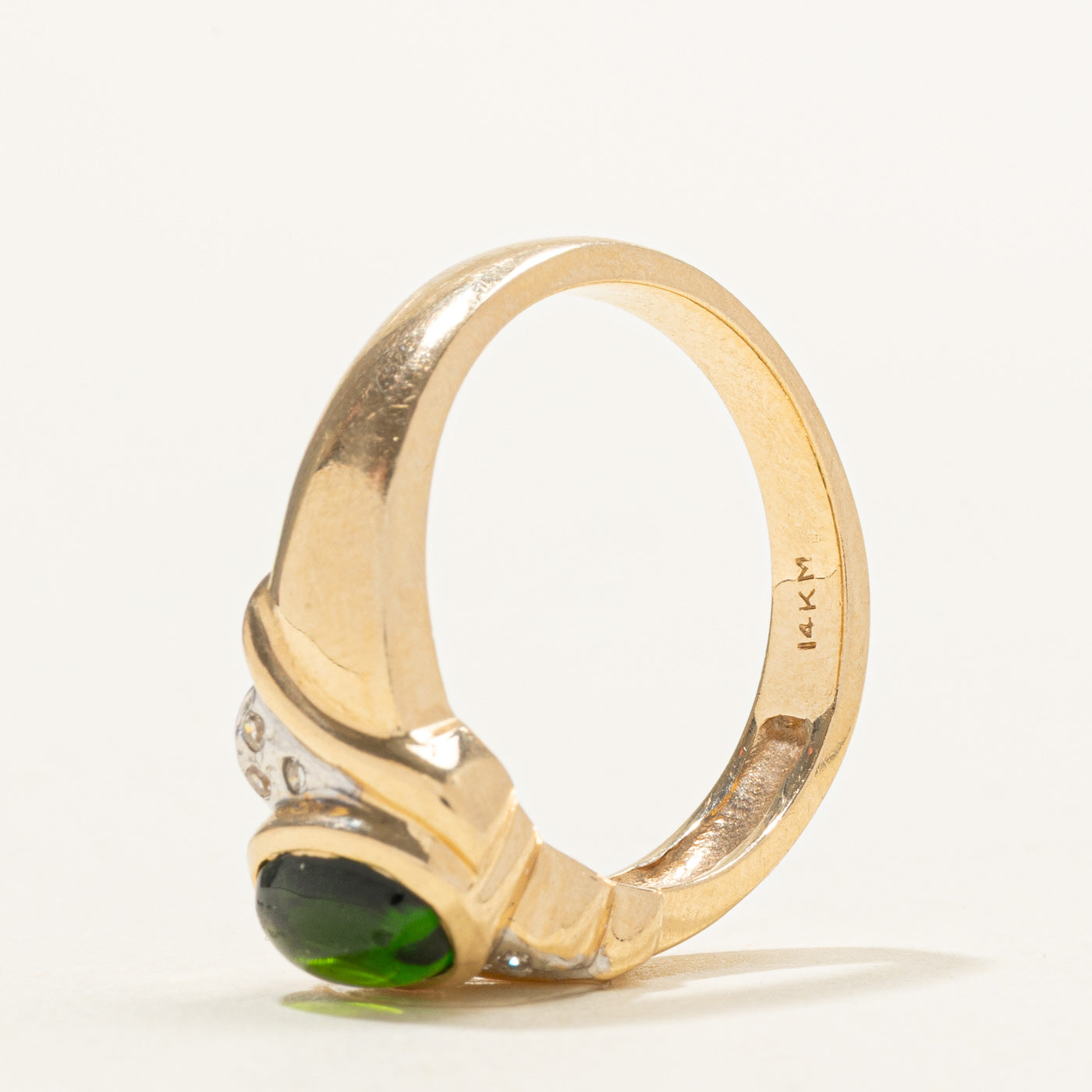 Bague ornée d'une tourmaline cabochon ovale et de diamants | 1,10 ct, 0,03 ct au total | Taille 9,25