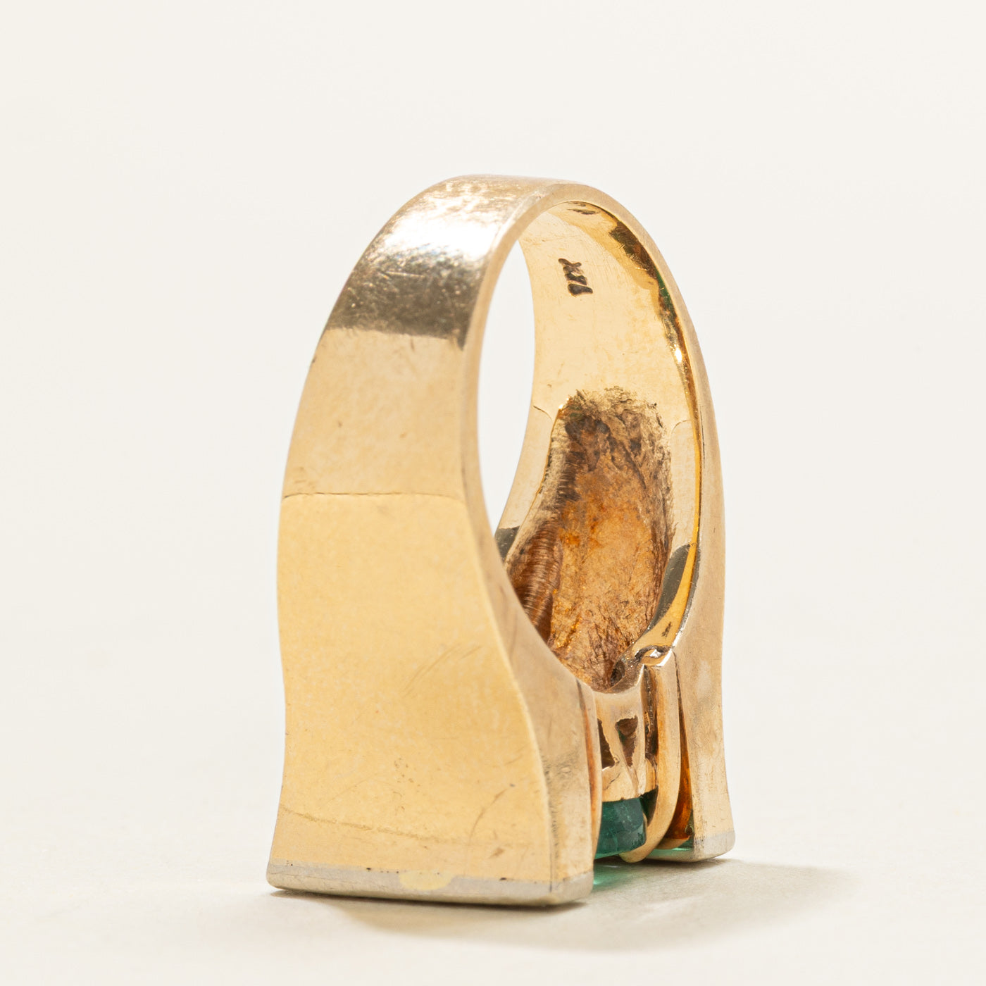 Bague cocktail imposante en forme de colonne, ornée d'une émeraude et de diamants | 1,65 ct, 0,10 ct au total | Taille 5,75