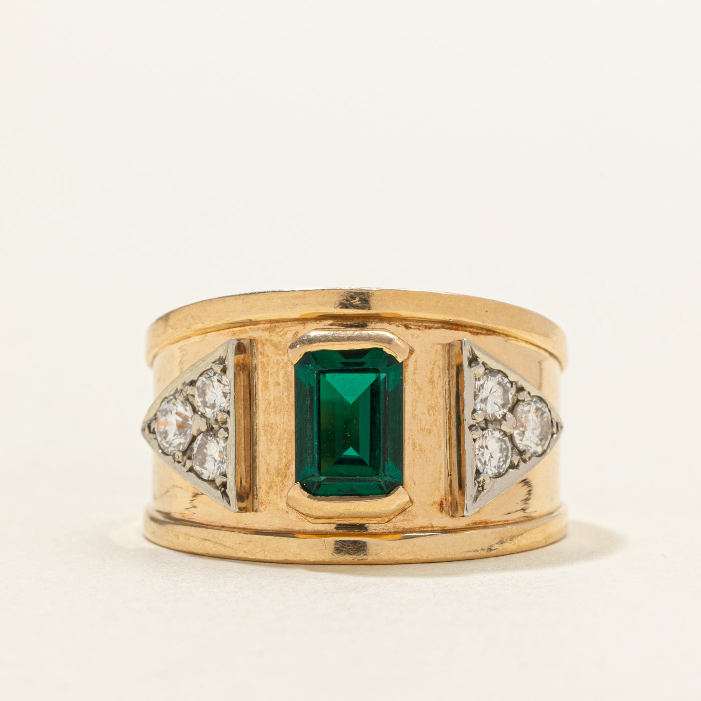 Bague de cigare géométrique en émeraudes synthétiques et diamants | 0,70 ct, 0,22 ct au total | Taille 7,0