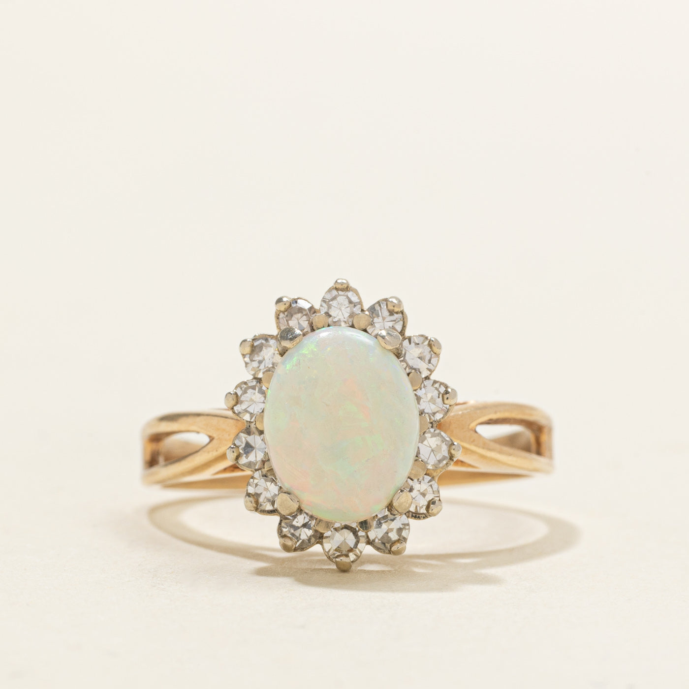 Bague halo en pétales d'opale et de diamants | 1,00 ct, 0,28 ct au total | Taille 8,0