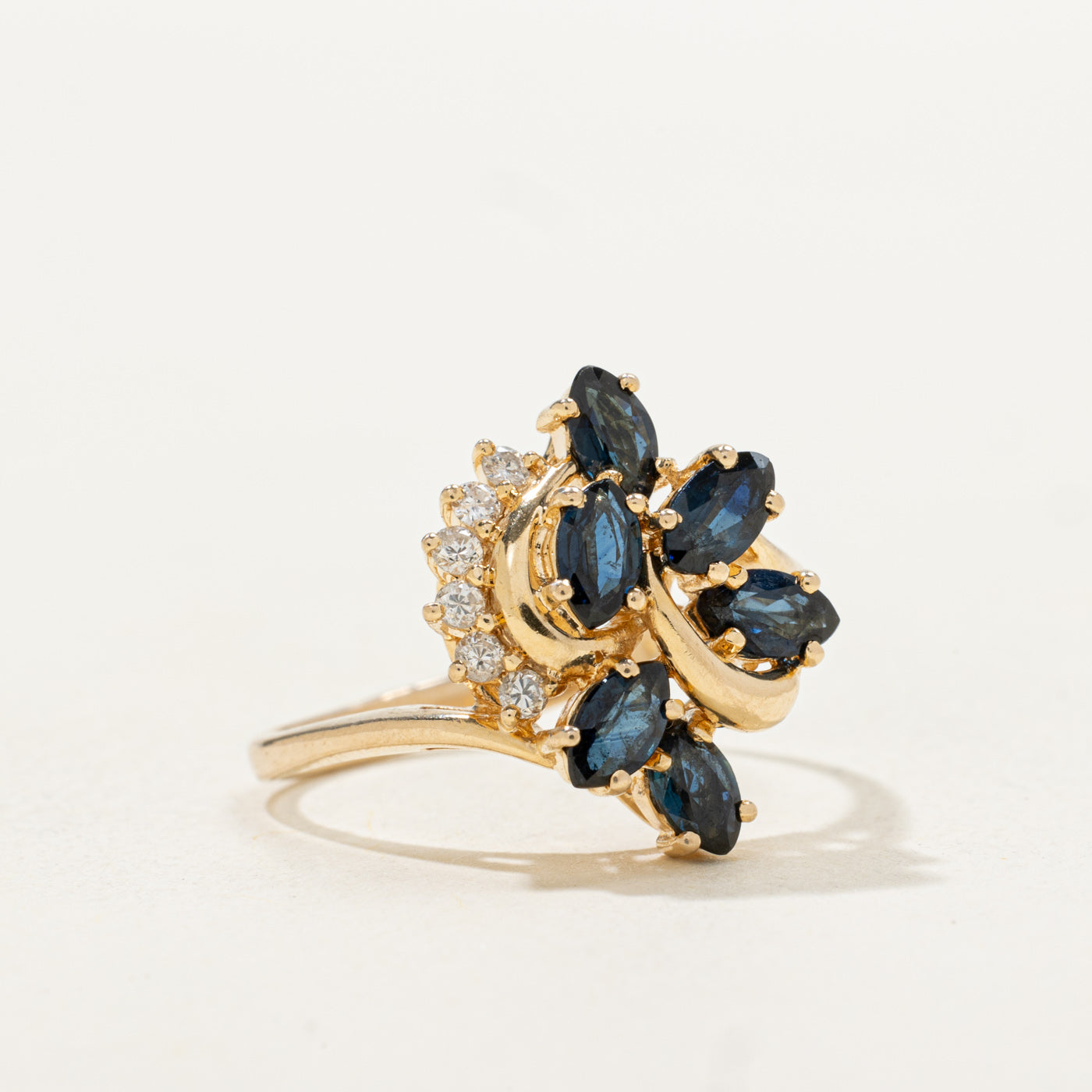 Bague florale sertie de saphirs et de diamants | 0,84 ct, 0,06 ct | Taille 6,25 |