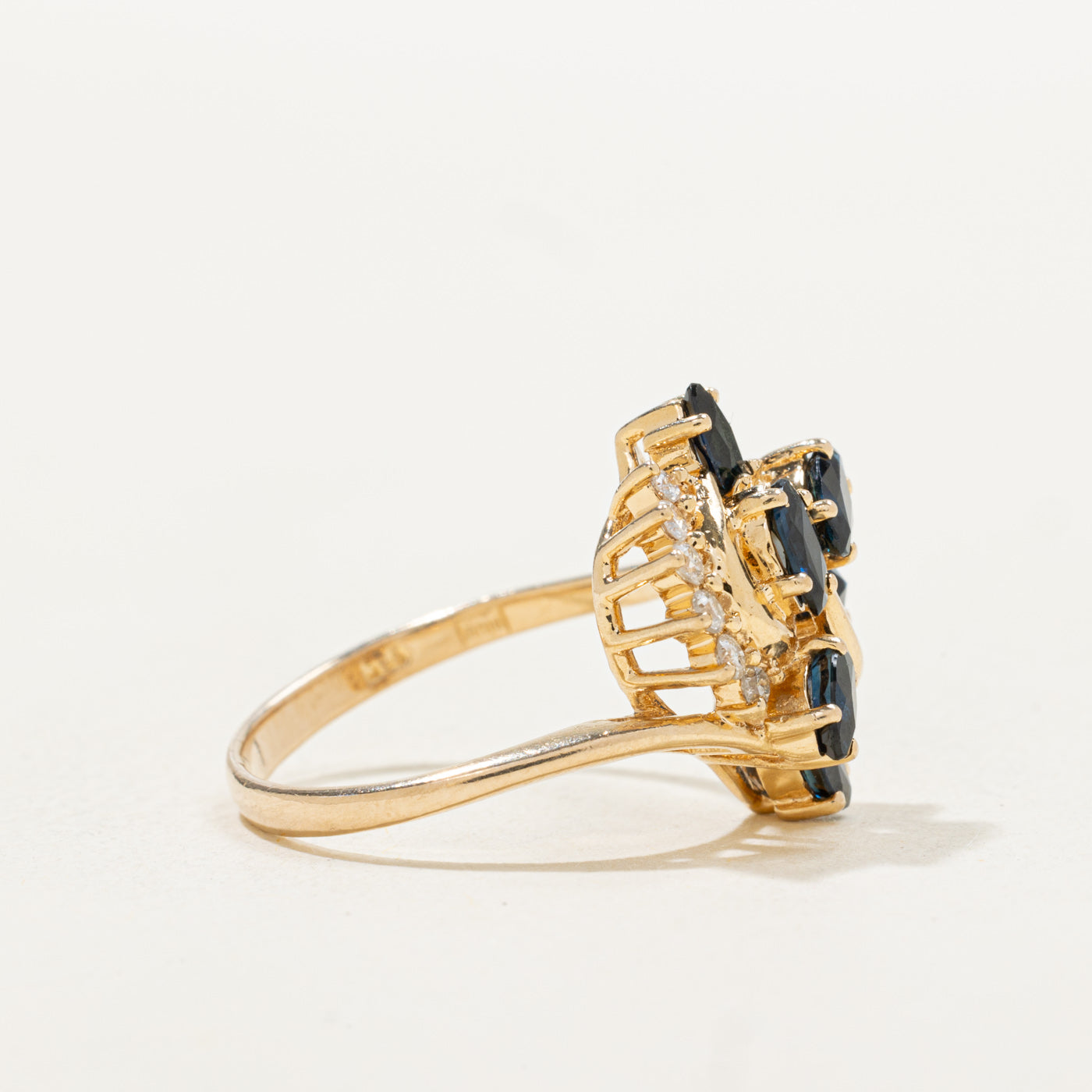 Bague florale sertie de saphirs et de diamants | 0,84 ct, 0,06 ct | Taille 6,25 |