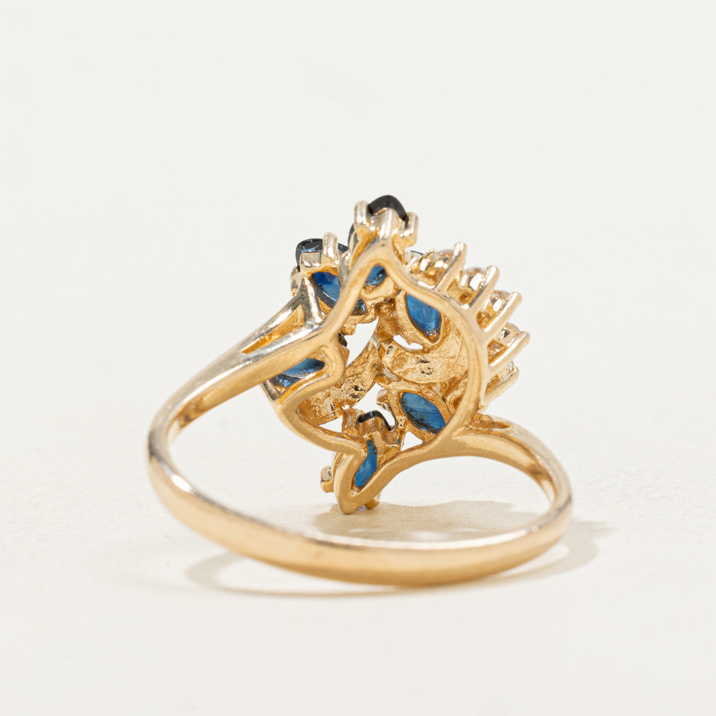 Bague florale sertie de saphirs et de diamants | 0,84 ct, 0,06 ct | Taille 6,25 |