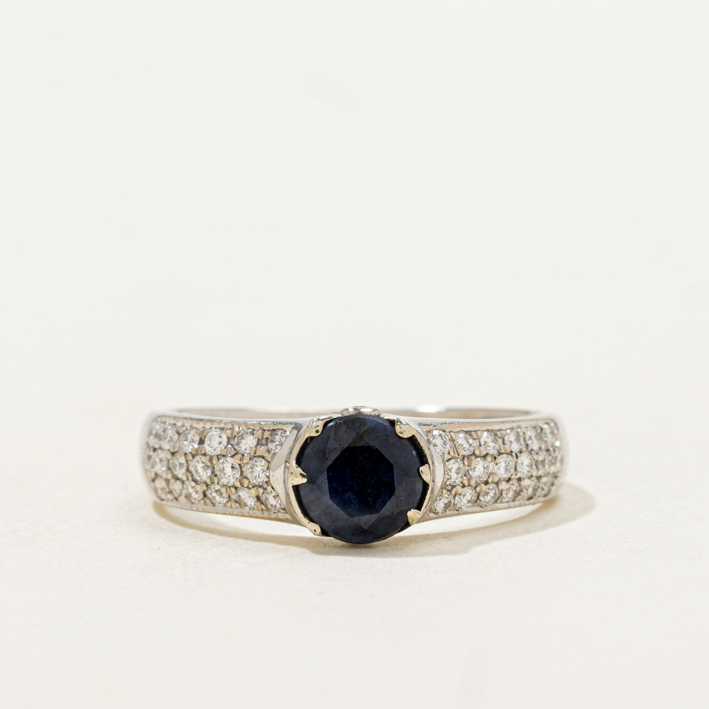 Bague ornée d'un saphir taille ronde et de diamants | 0,73 ct, 0,38 ct au total | Taille 8,75 |