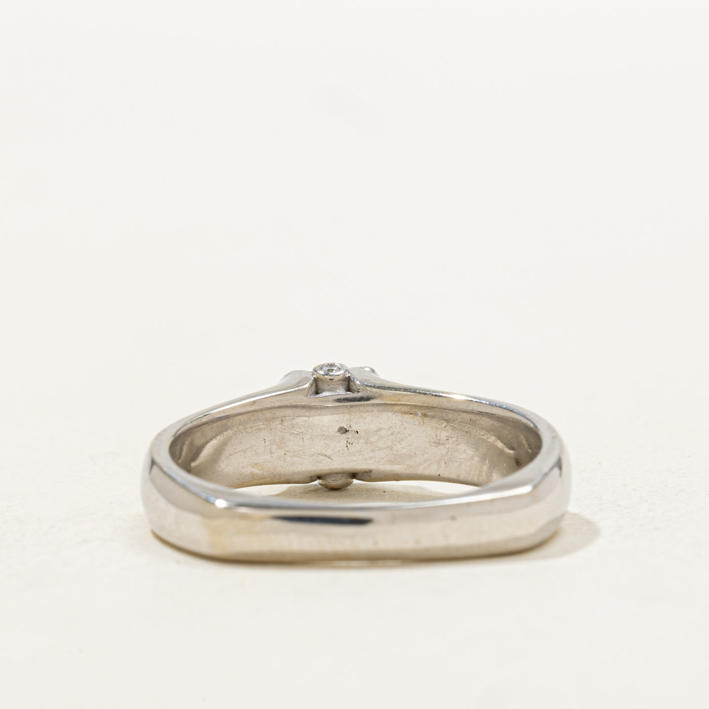 Bague ornée d'un saphir taille ronde et de diamants | 0,73 ct, 0,38 ct au total | Taille 8,75 |