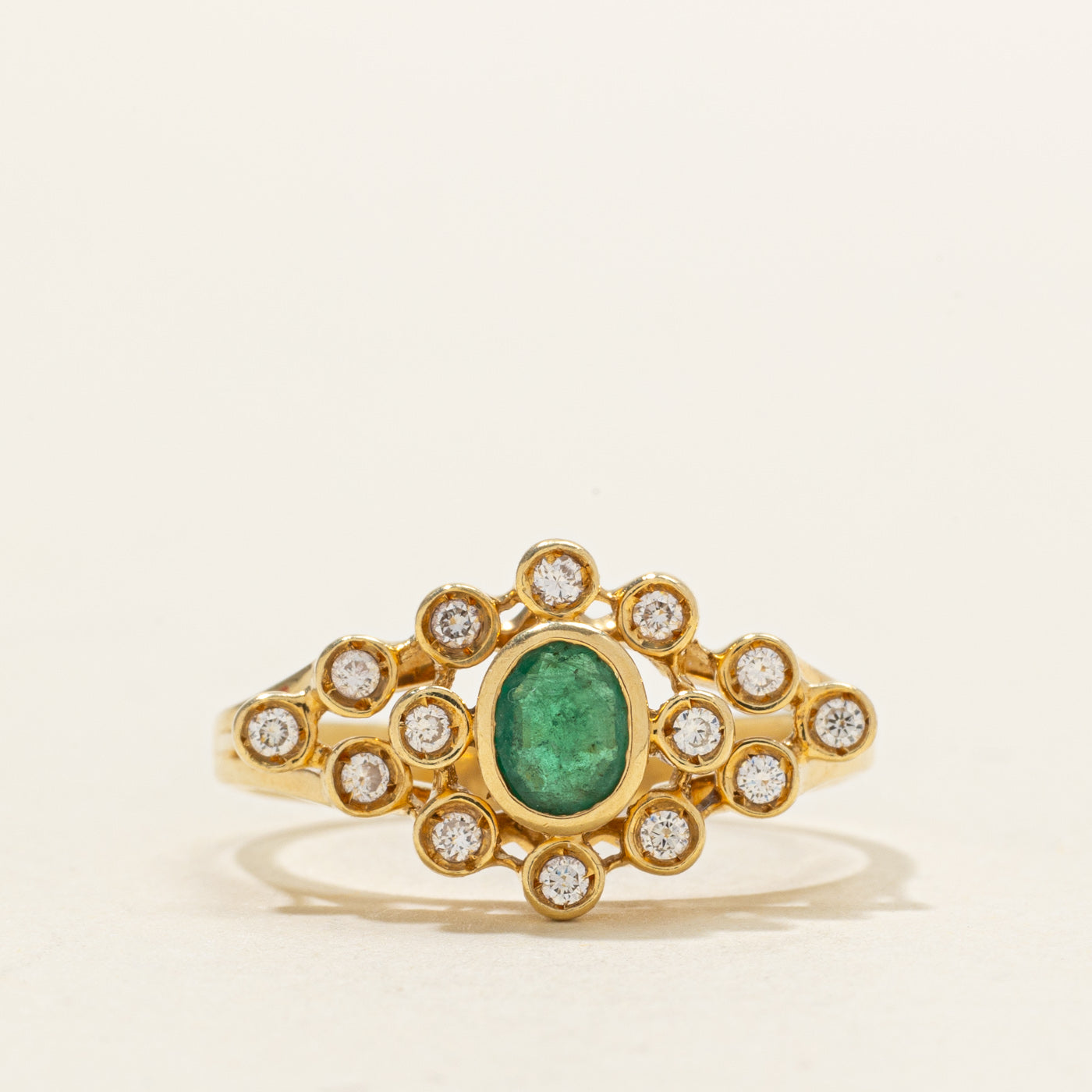 Bague sertie d'une émeraude et de diamants | 0,16 ct, 0,17 ct au total | Taille 7,75