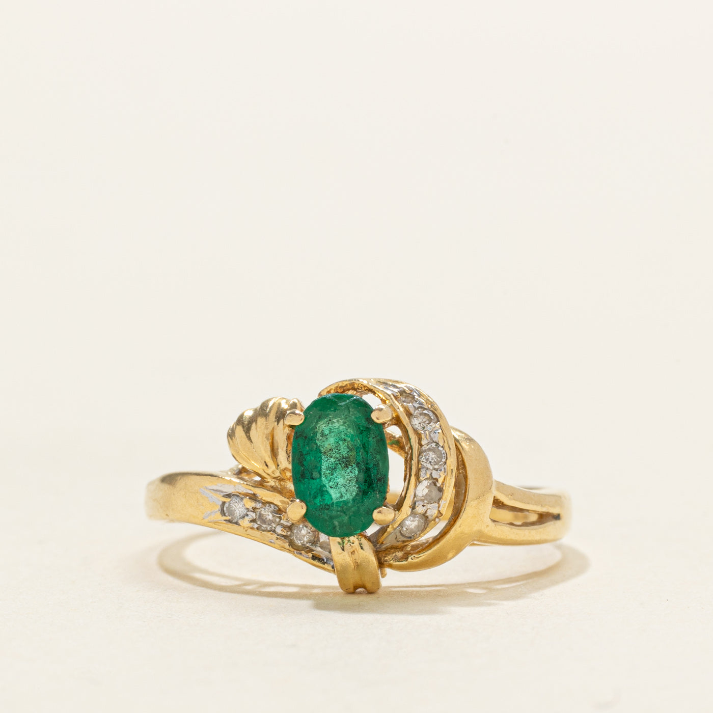 Bague ornée d'une émeraude ovale et de diamants | 0,40 ct, 0,03 ct au total | Taille 6,0