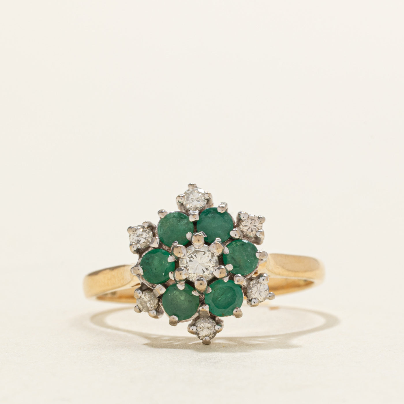Bague londonienne de 1975, sertie d'émeraudes et de diamants, motif floral | 0,36 ct, 0,17 ct | Taille 8,75