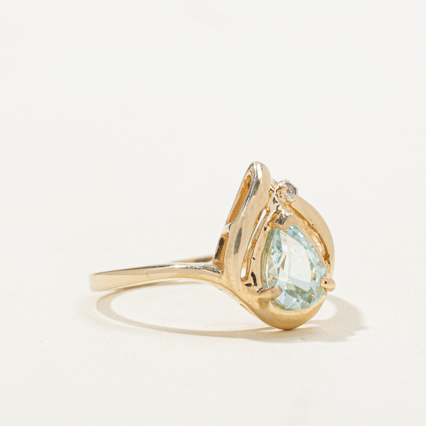 Pear Cut Aquamarine & Diamond Grooved Ring | 0.62ct, 0.01ctw | SZ 6.25 |