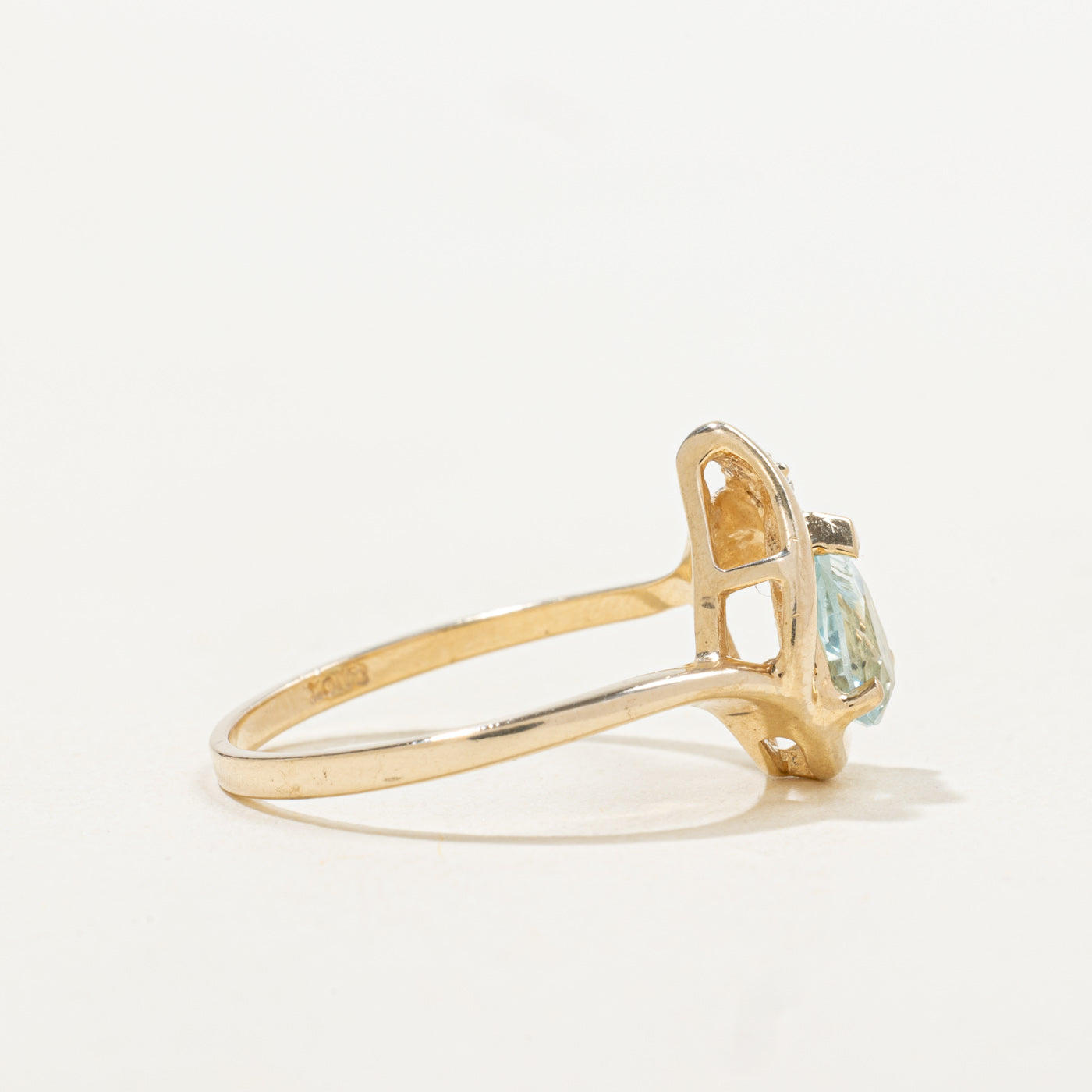 Pear Cut Aquamarine & Diamond Grooved Ring | 0.62ct, 0.01ctw | SZ 6.25 |