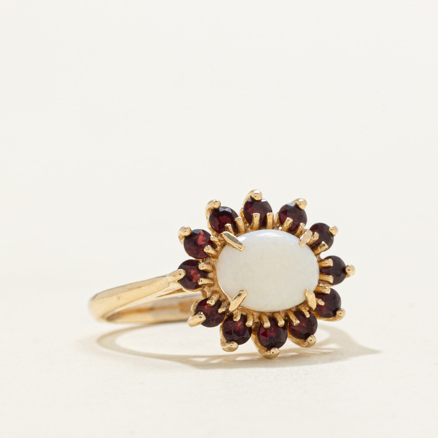 Bague halo en opale et grenat East West | 0,61 ct, 0,36 ct au total | Taille 5,0