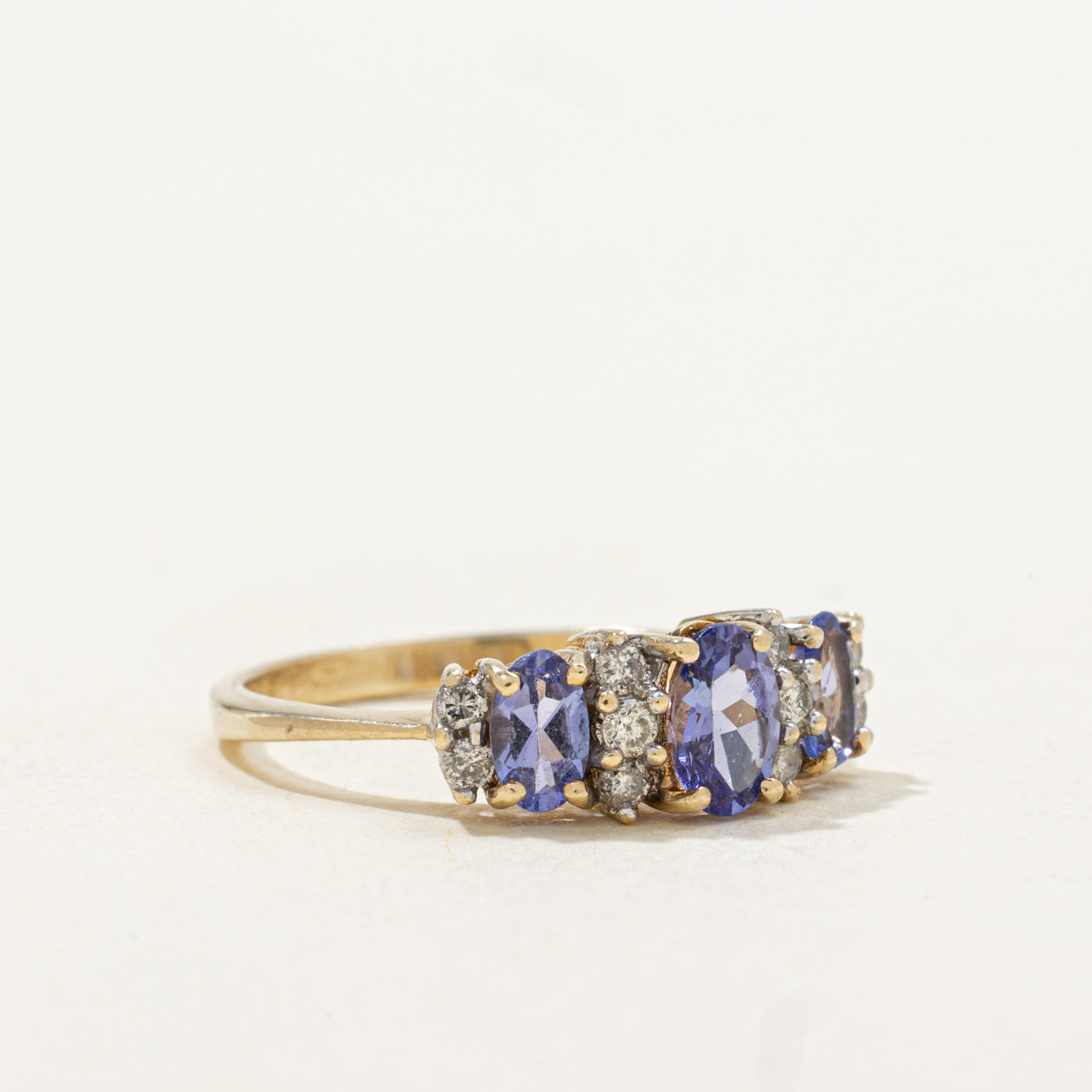 Bague trois pierres tanzanite et diamants | 0,75 ct, 0,18 ct | Taille 6,0 |