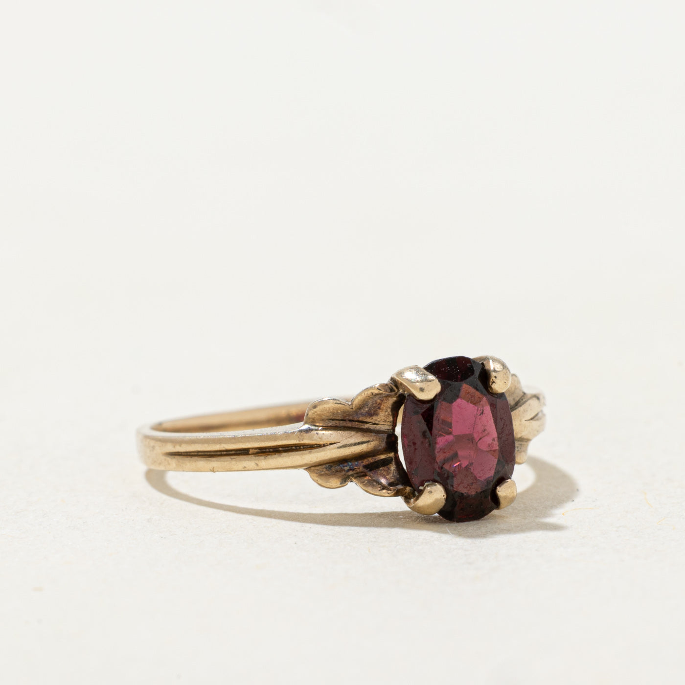 Oval Cut Garnet Scalloped Ring | 0.68ct | SZ 5.25 |