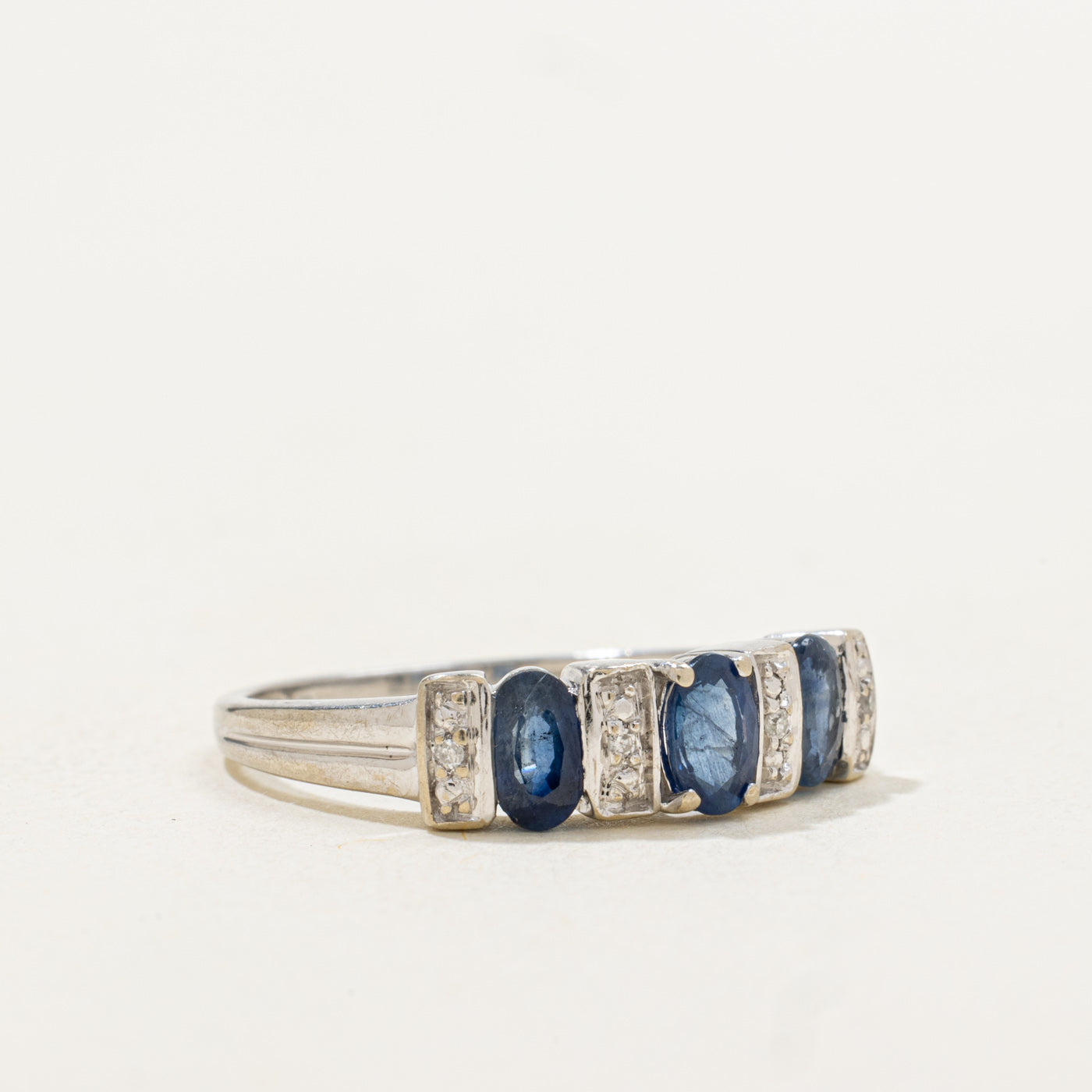 Bague trois pierres saphir et diamants | 0,80 ct, 0,02 ct | Taille 6,5 |