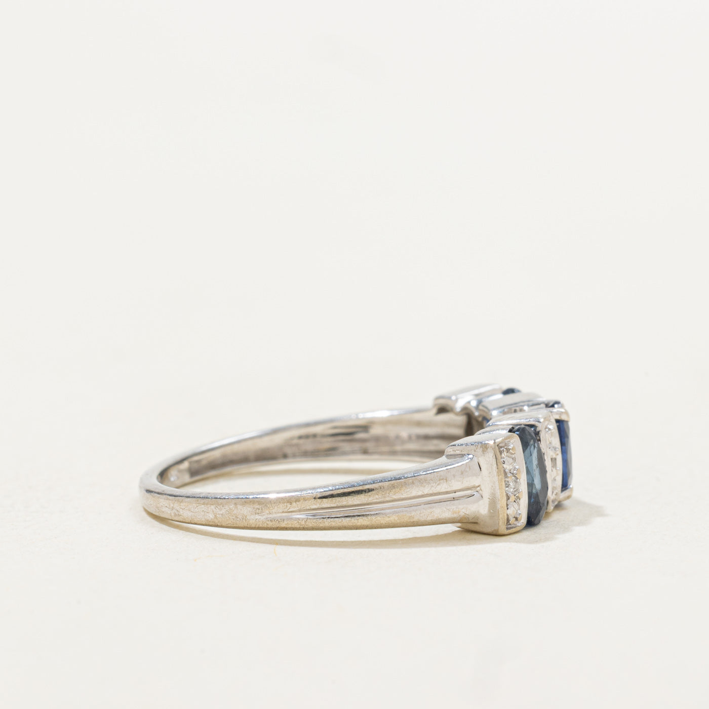 Bague trois pierres saphir et diamants | 0,80 ct, 0,02 ct | Taille 6,5 |