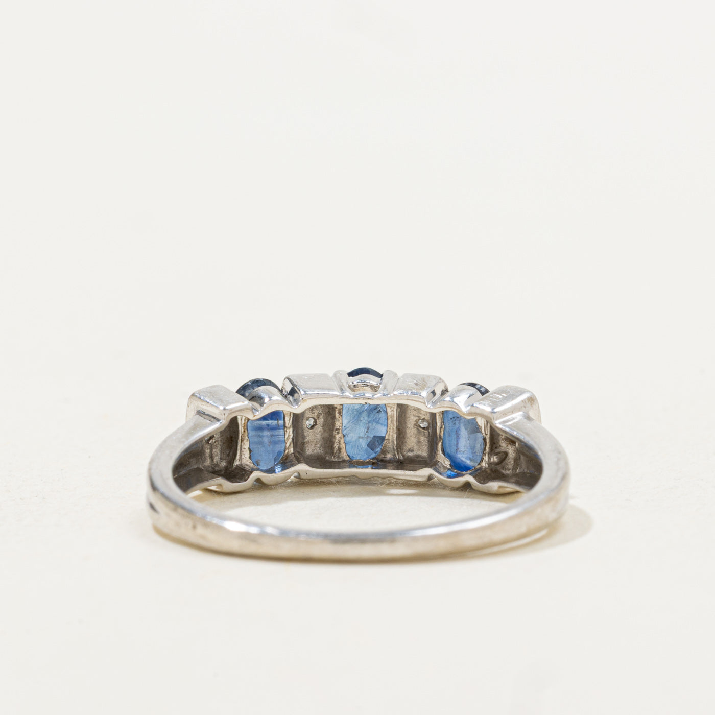 Bague trois pierres saphir et diamants | 0,80 ct, 0,02 ct | Taille 6,5 |
