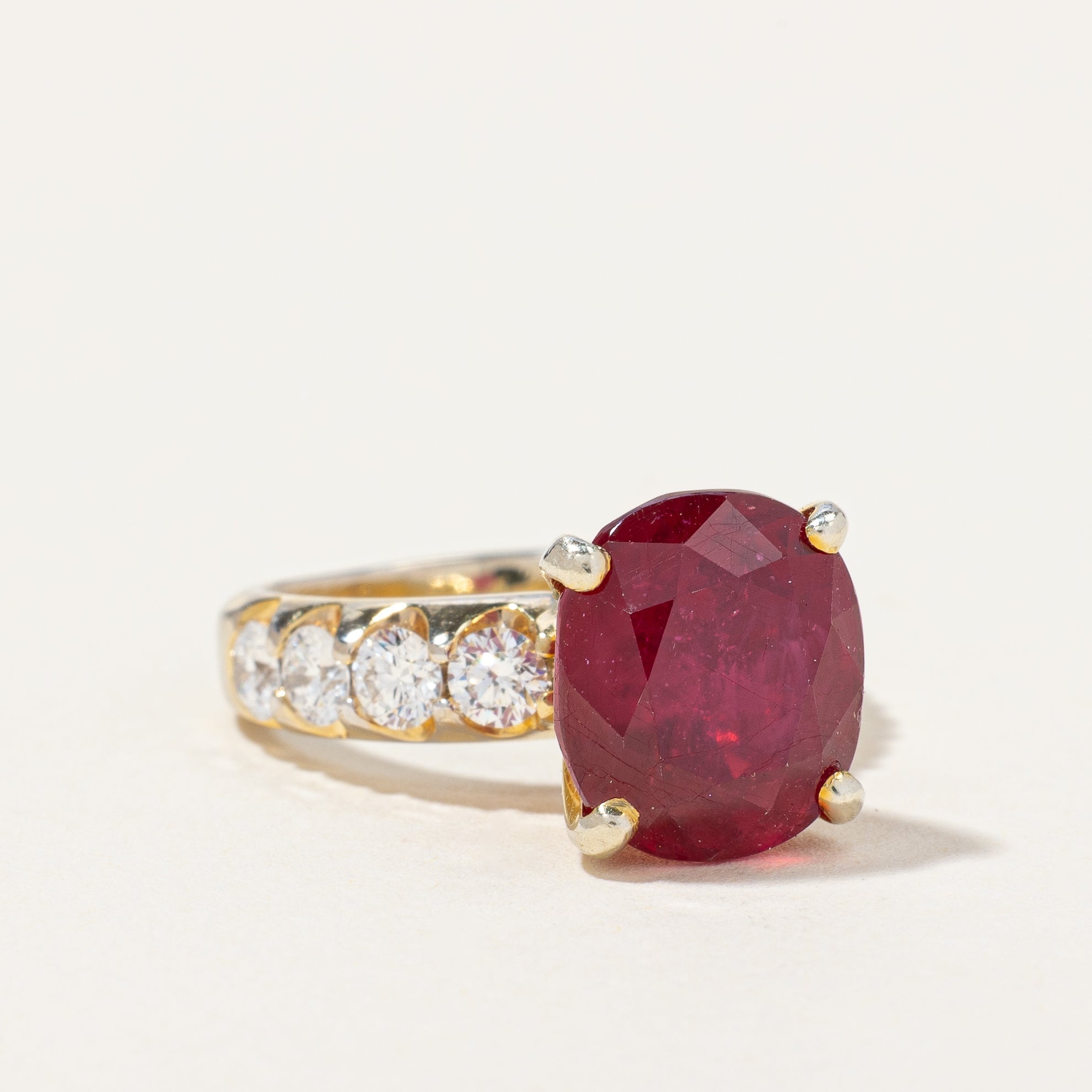 Bague cocktail rubis et diamants | 5,00 ct, 0,86 ct au total | Taille 4 |