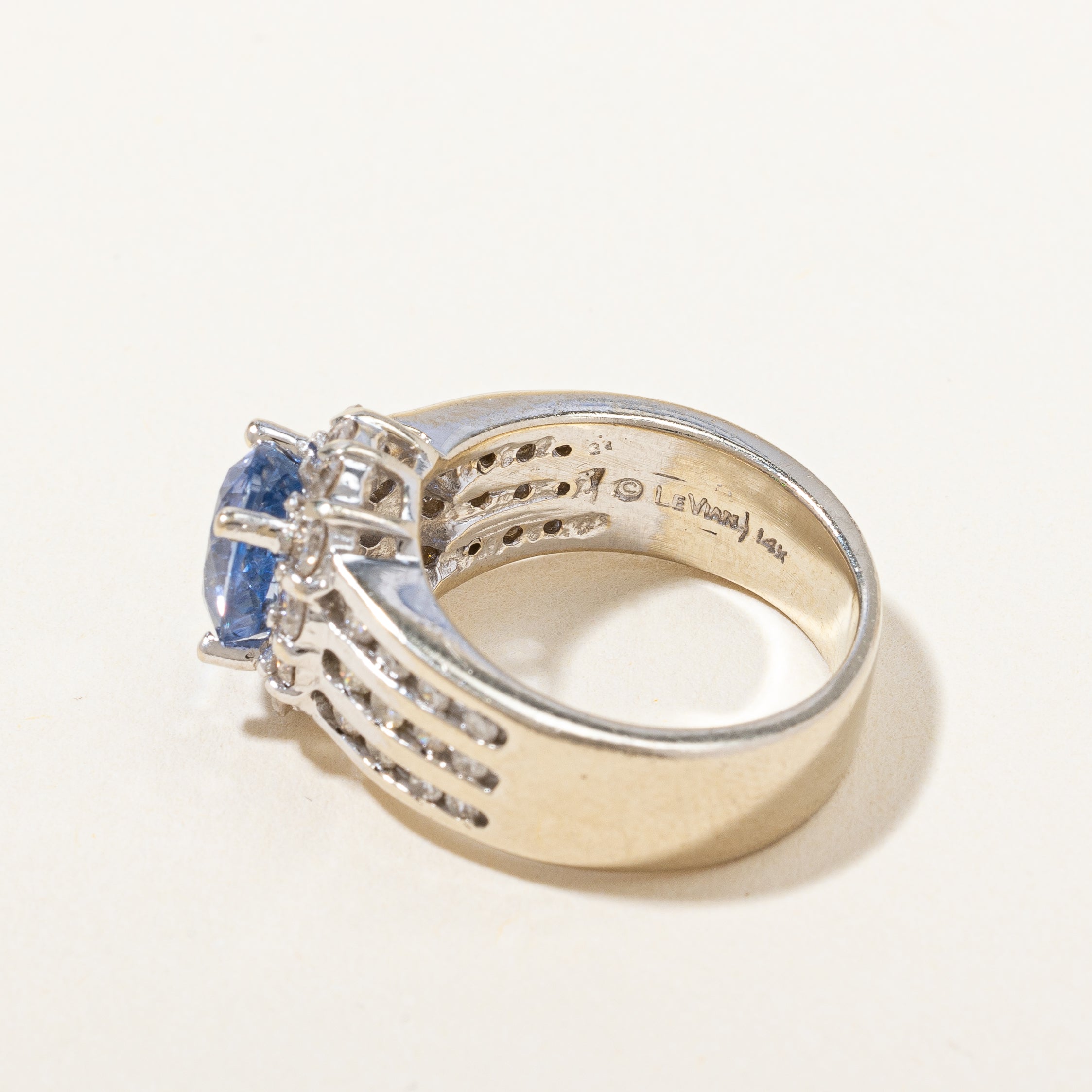 Bague cocktail saphir de Ceylan et diamants | 1,80 ct, 0,54 ct au total | Taille 5,25 |