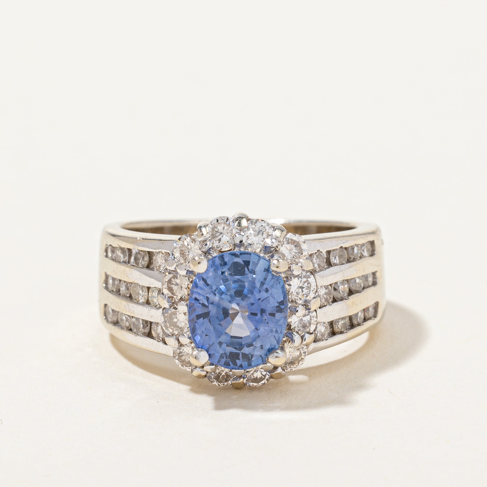 Bague cocktail saphir de Ceylan et diamants | 1,80 ct, 0,54 ct au total | Taille 5,25 |