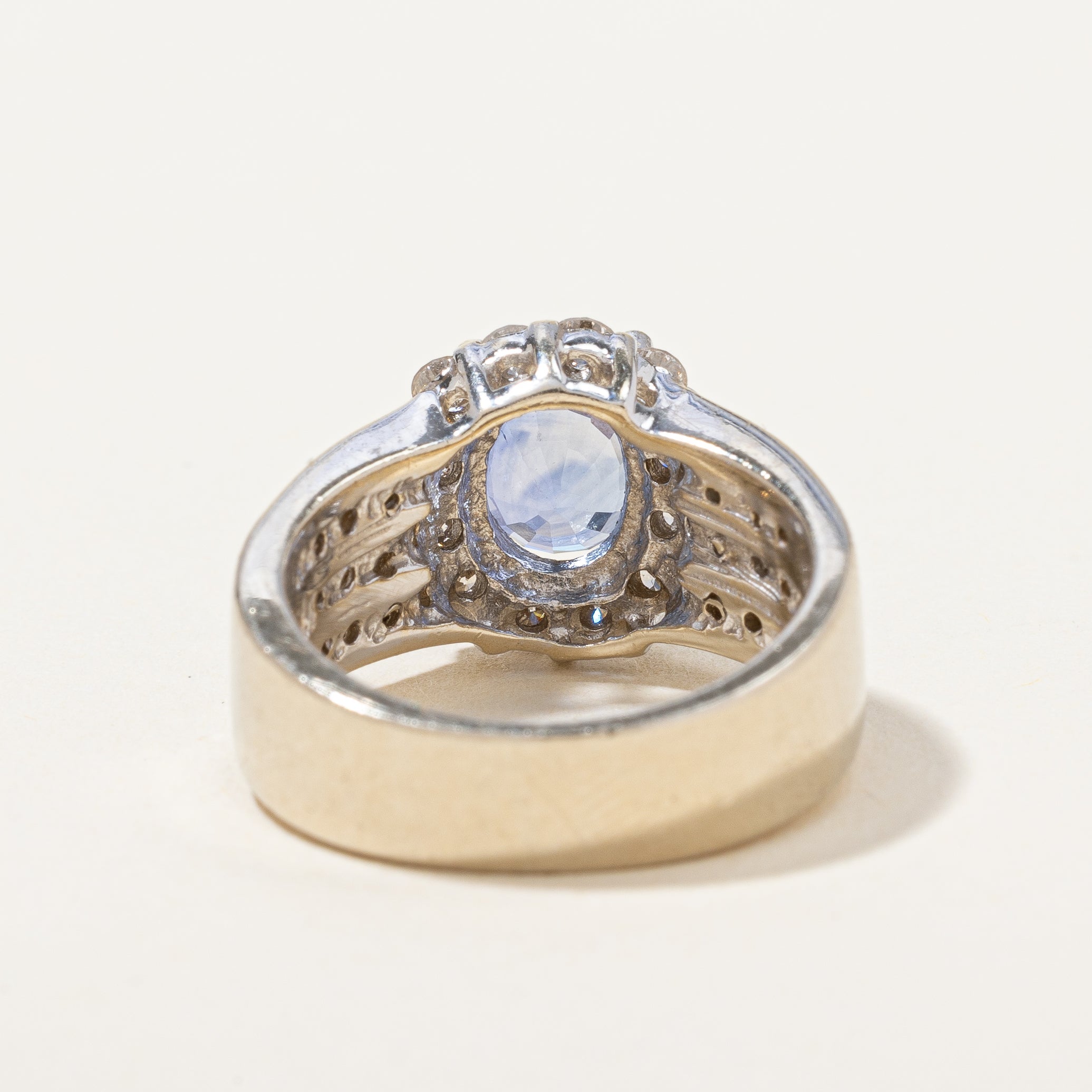 Bague cocktail saphir de Ceylan et diamants | 1,80 ct, 0,54 ct au total | Taille 5,25 |