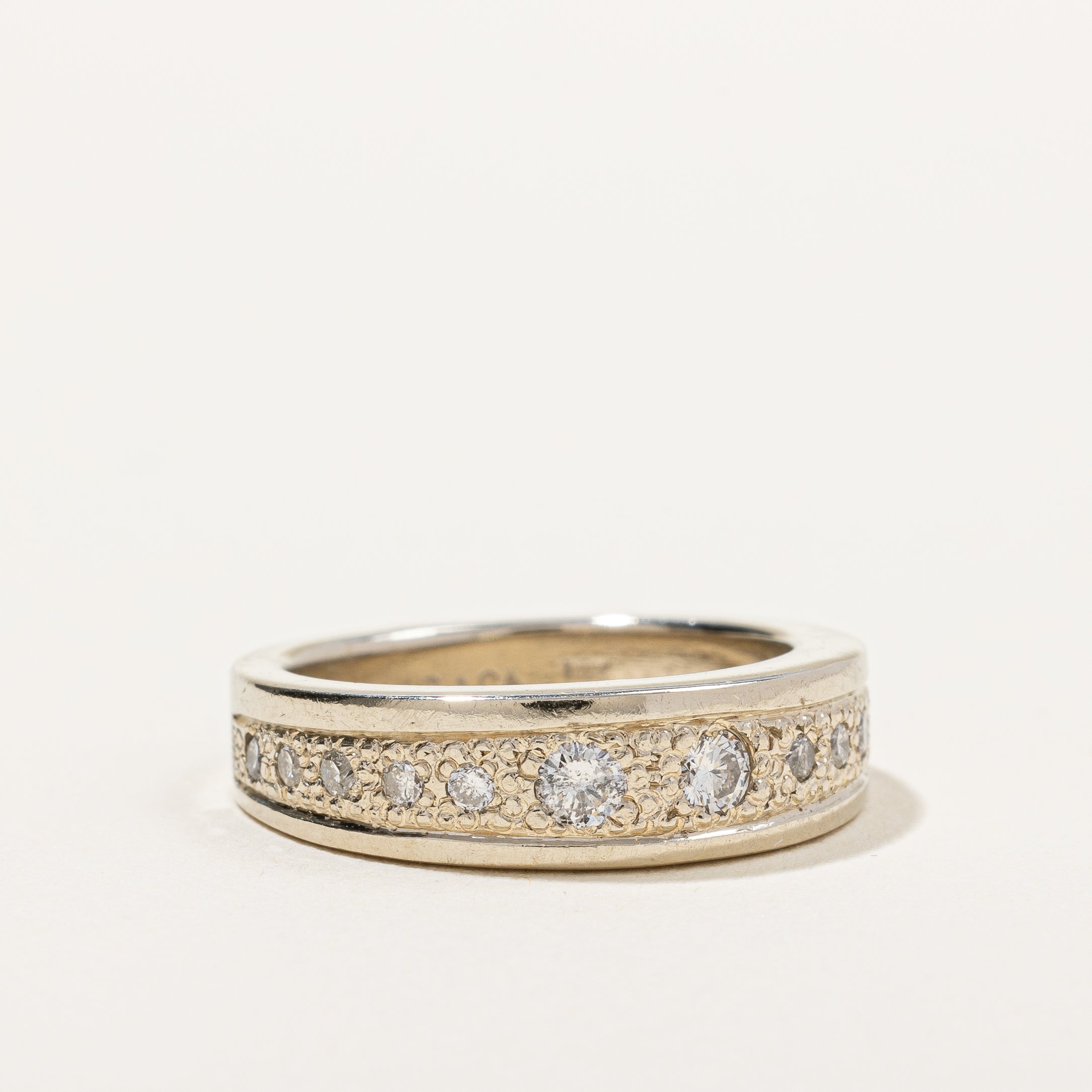 Bague vintage sertie de diamants texturés | 0,20 ct | Taille 4,75 |