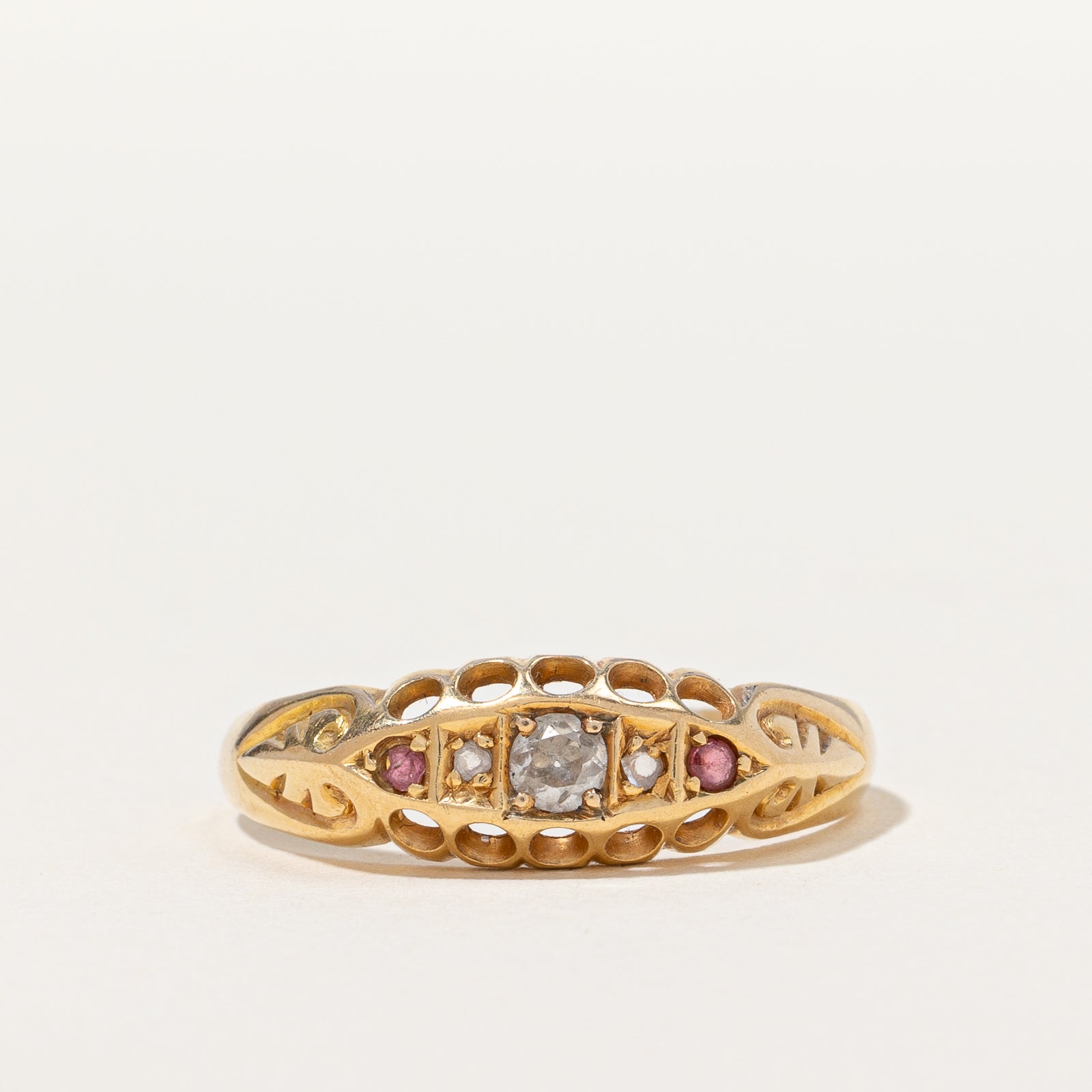 Bague Chester de 1907, poinçonnée, en or 18 carats, style édouardien, ornée de diamants et de rubis d'Europe ancienne | 0,12 ct au total, taille 7,25 |